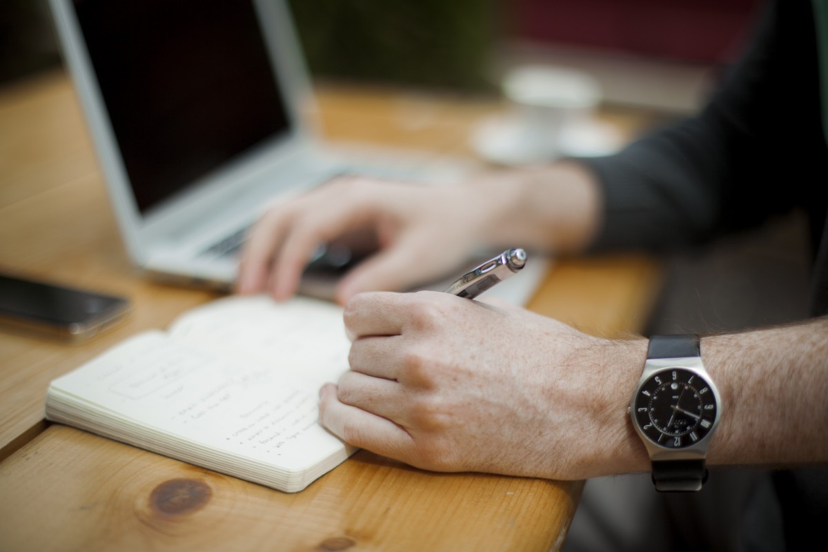 writing_workstation_office_business_notebook_macbook_air_portable_device_computer-971633.jpg