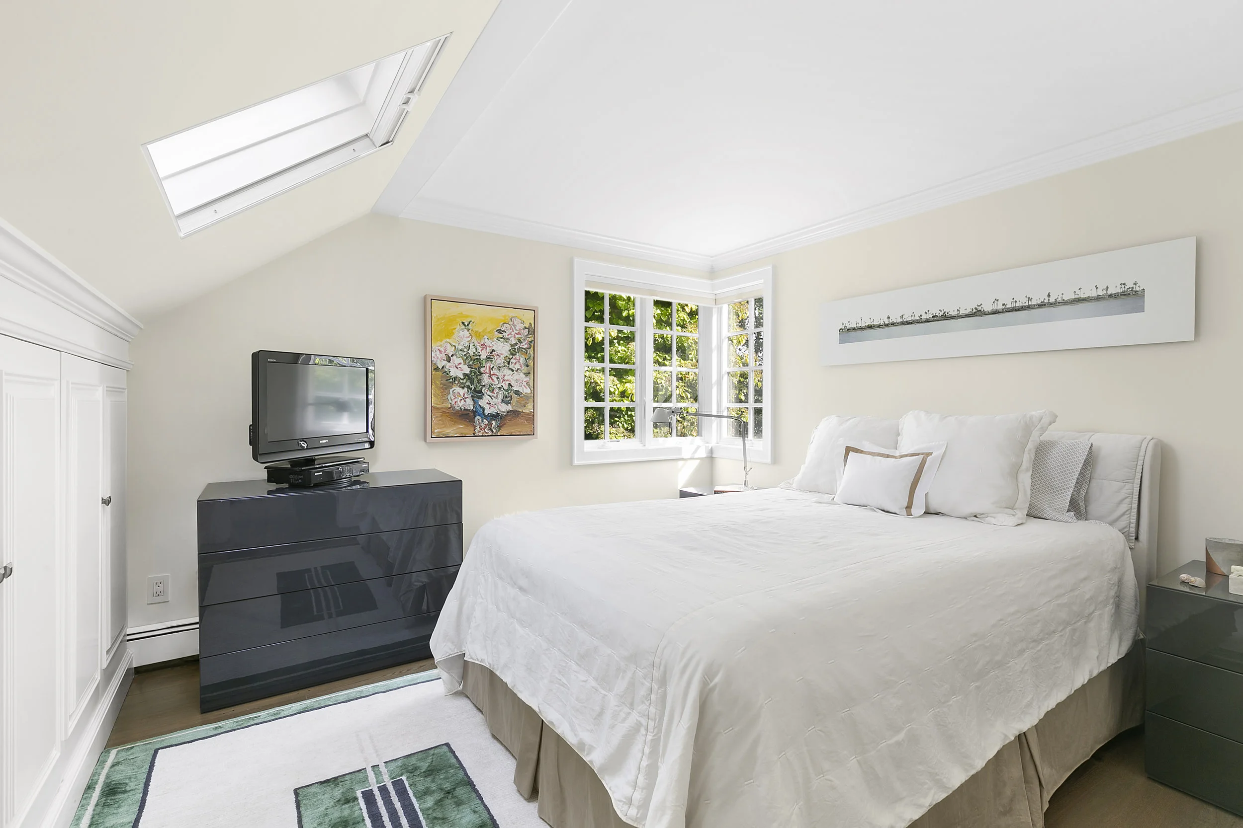 659HillStreetSouthamptonVillageNewYork_TheresaTerri_Brown_DouglasElliman_Photography_70964324_high_res.jpg
