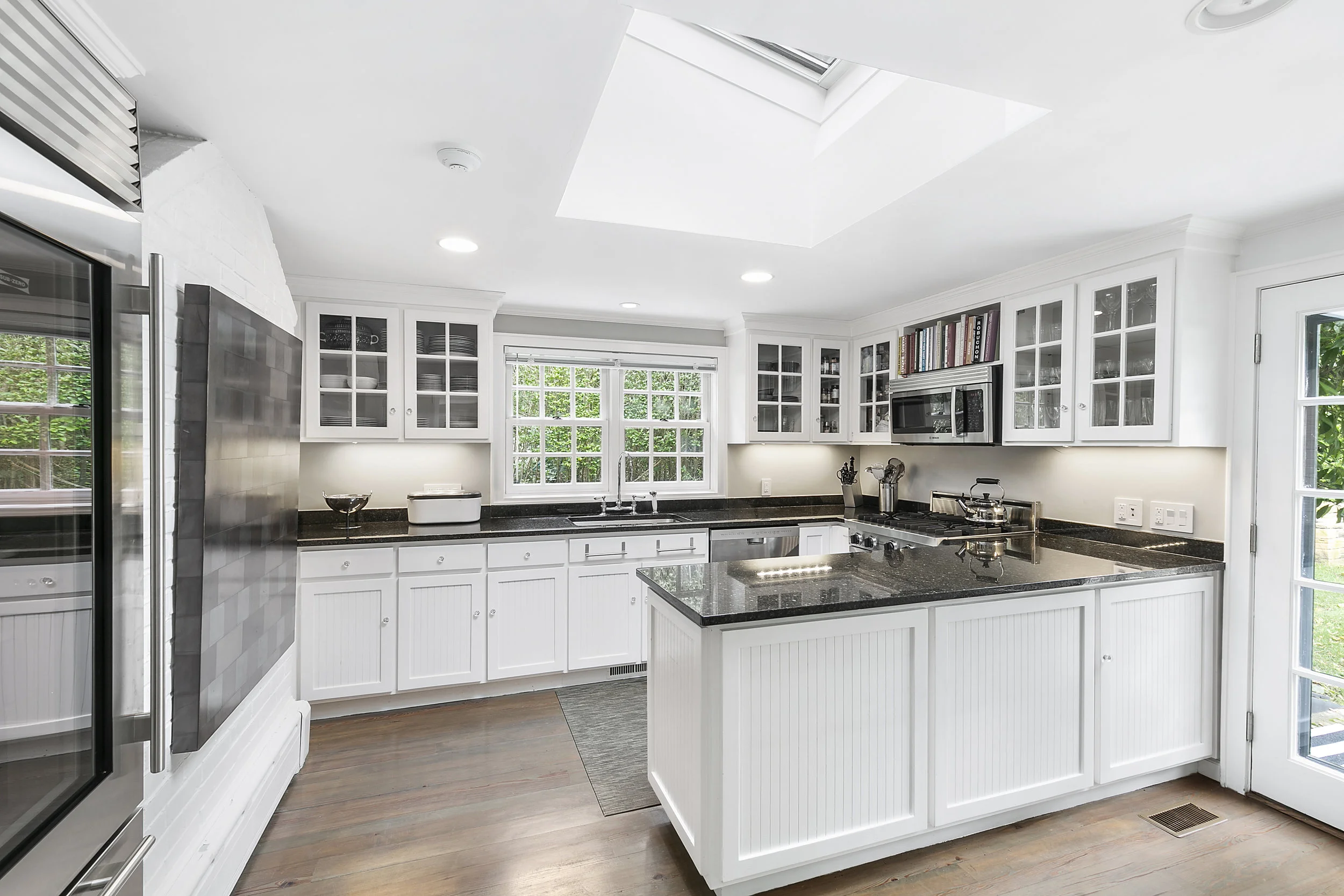 659HillStreetSouthamptonVillageNewYork_TheresaTerri_Brown_DouglasElliman_Photography_70964727_high_res.jpg