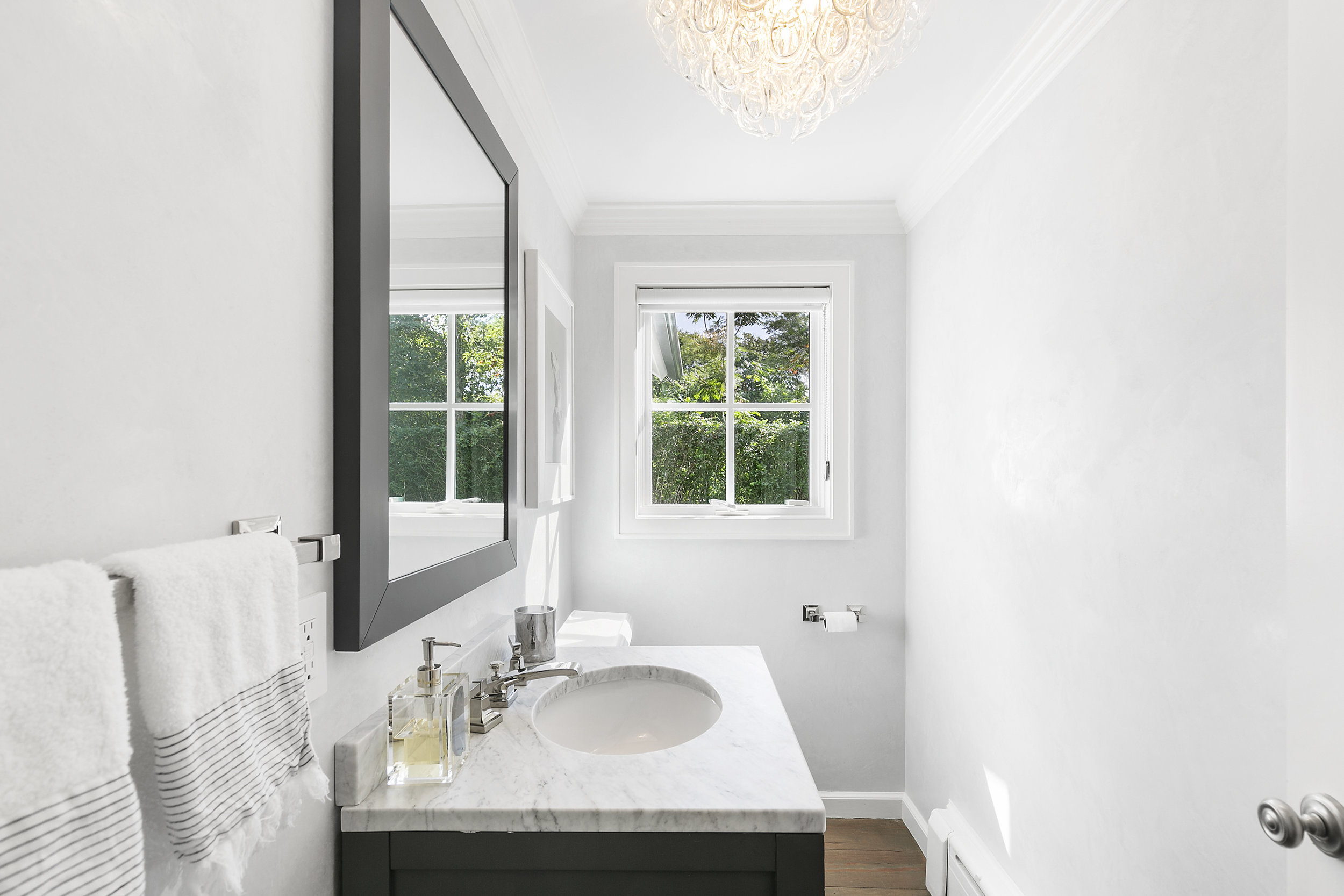 659HillStreetSouthamptonVillageNewYork_TheresaTerri_Brown_DouglasElliman_Photography_70964487_high_res.jpg