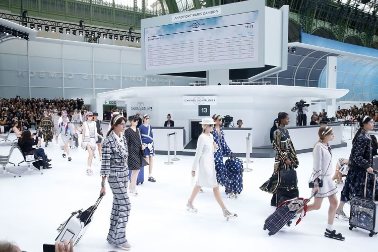 Best Karl Lagerfeld Chanel Shows Through the Years: Must - See Runways –  Rvce News - Затискач краб для волосся chanel