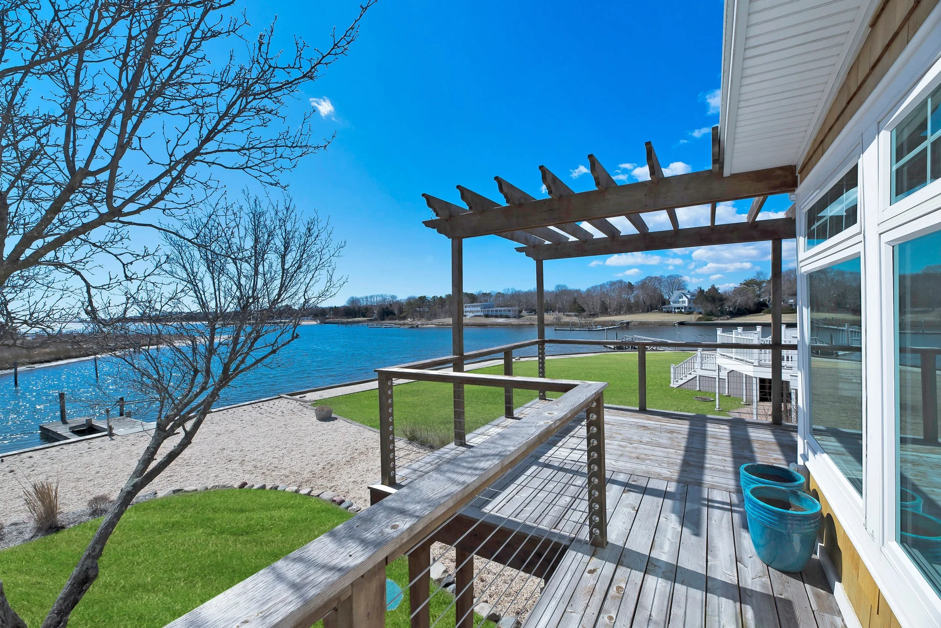 7SpringvilleCircleHamptonBaysNewYork_Peter_Moray_DouglasElliman_Photography_75315425_high_res.jpg