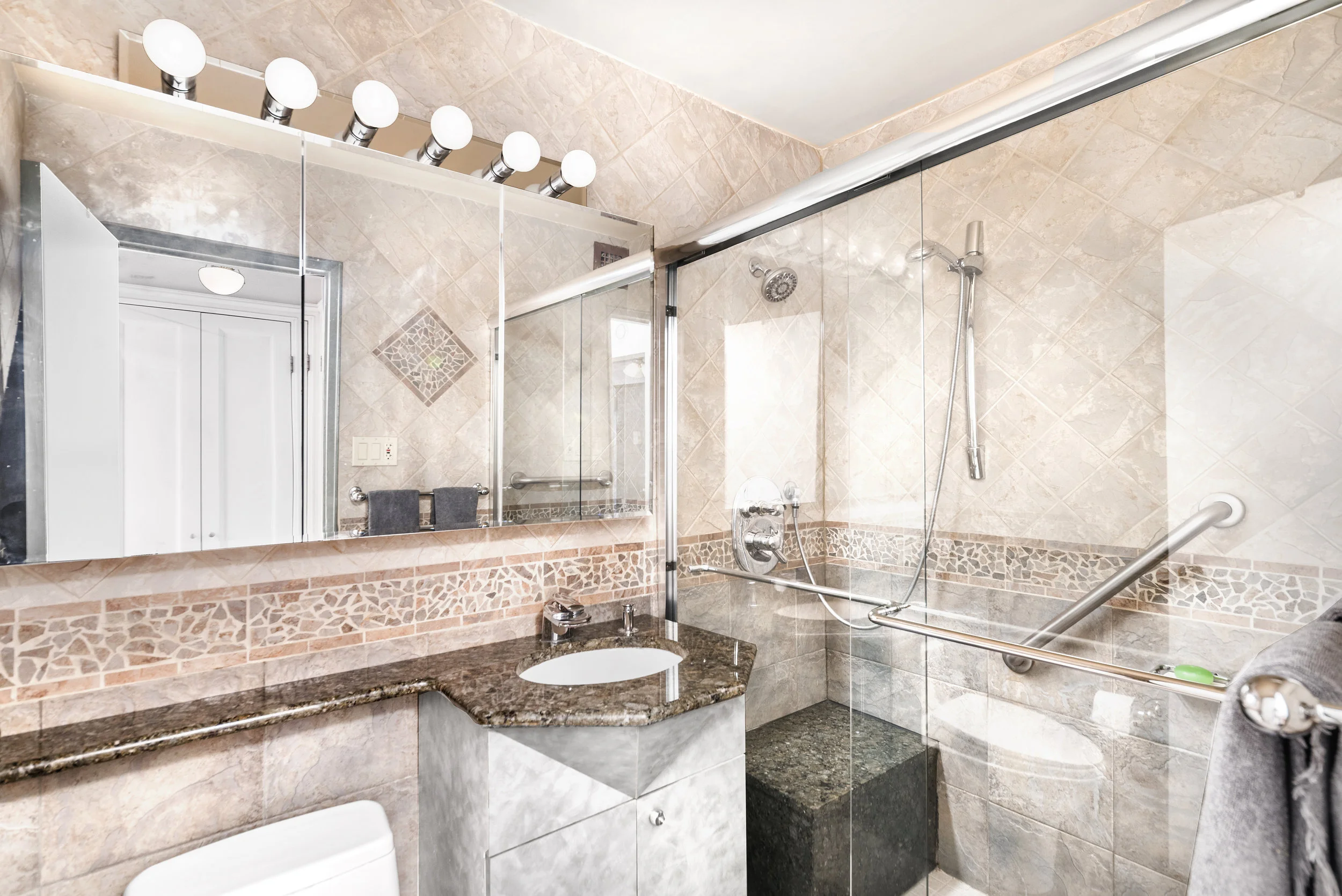 Major_77SeventhAve_17U_bath1.jpg