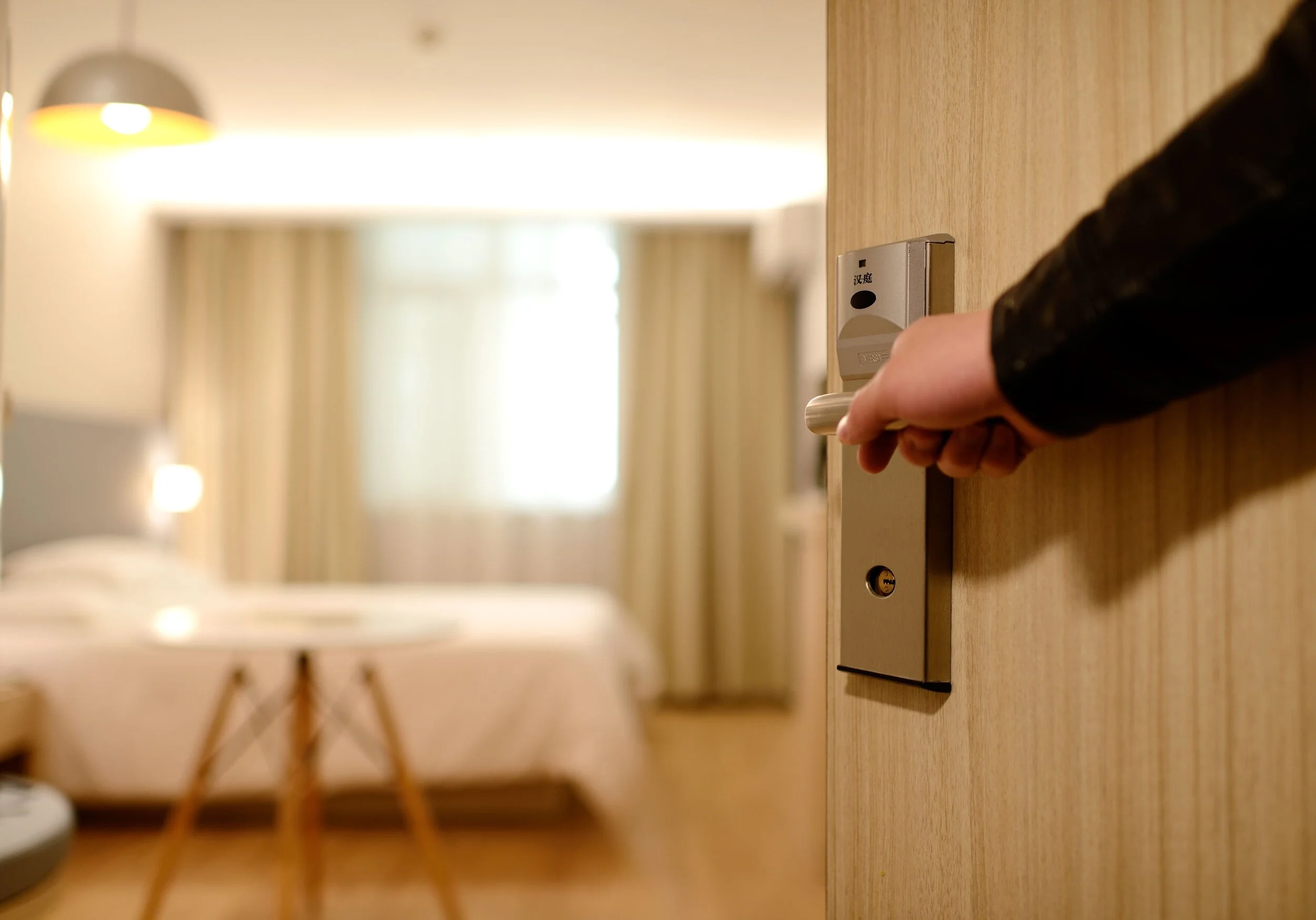 bedroom-door-entrance-guest-room-271639.jpg