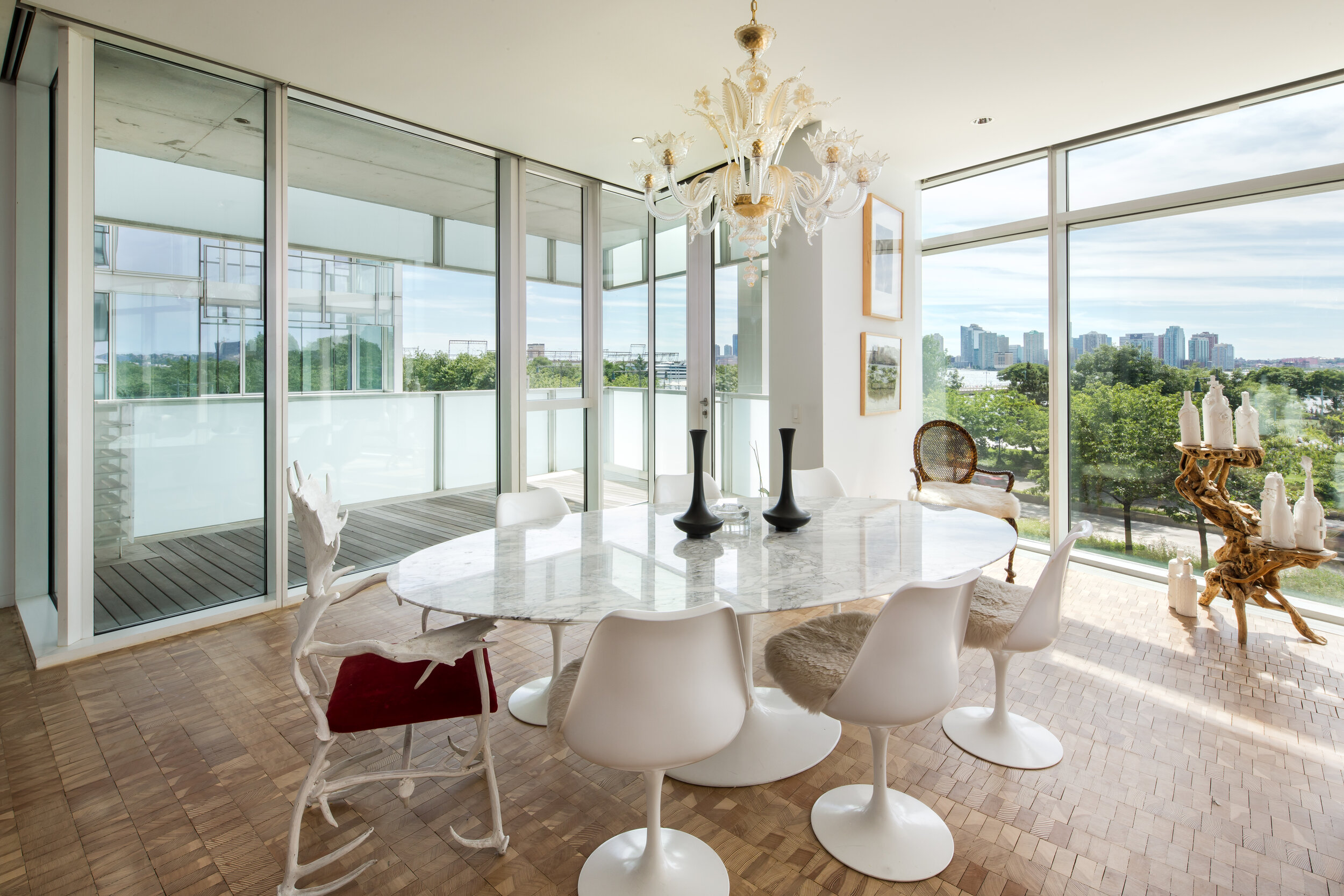  The tailor-made layout accommodates gracious living and entertaining, while maximizing light and offering an abundance of wall space for art. The great room on the waterfront features 10' floor-to-ceiling windows that showcase 43 feet of expansive v