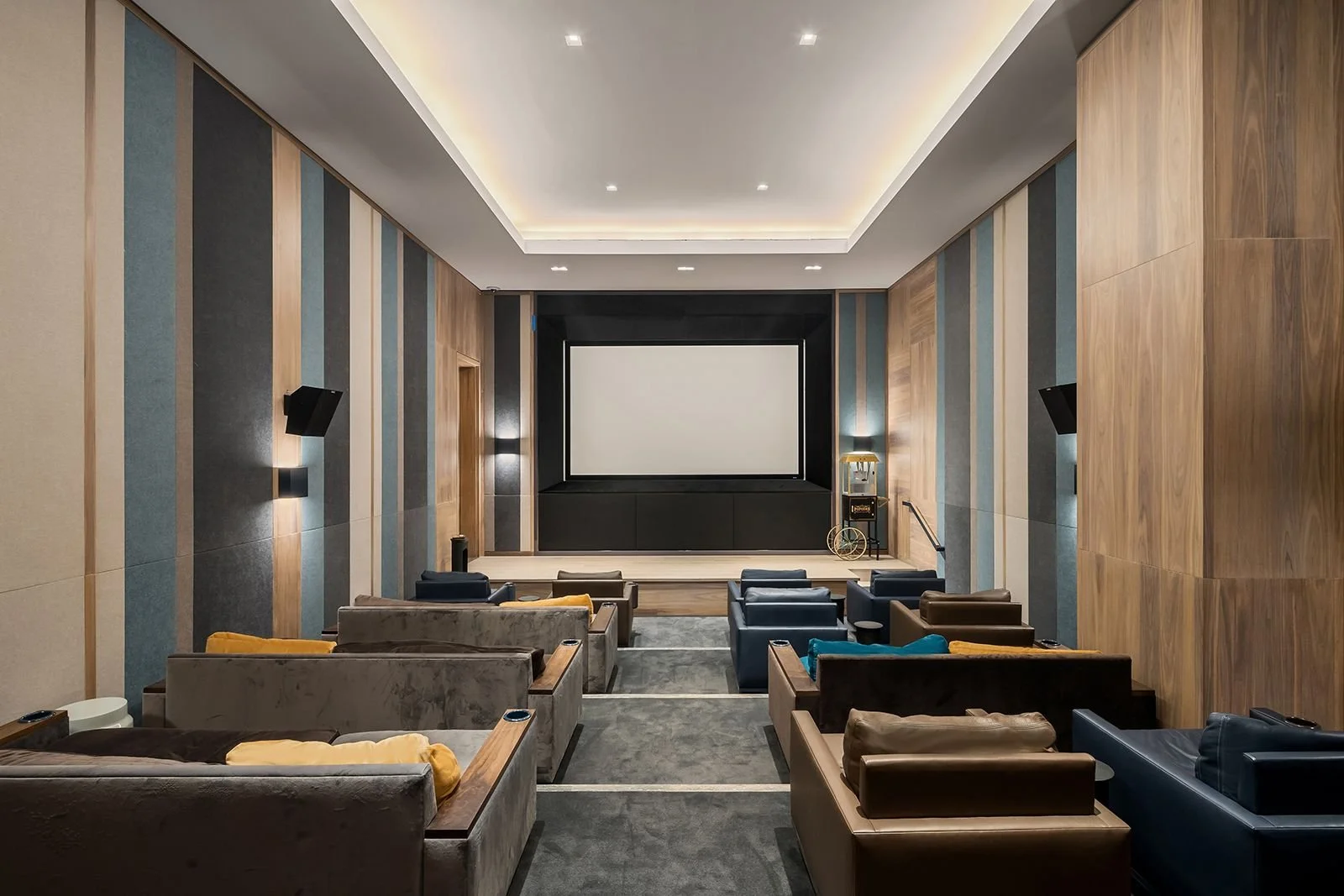   Brooklyn Point   No need to travel to a sports bar during football season!&nbsp; Brooklyn Point &nbsp;— the tallest building in the borough you can live in — has you covered. This Downtown Brooklyn building offers the ultimate screening and perform