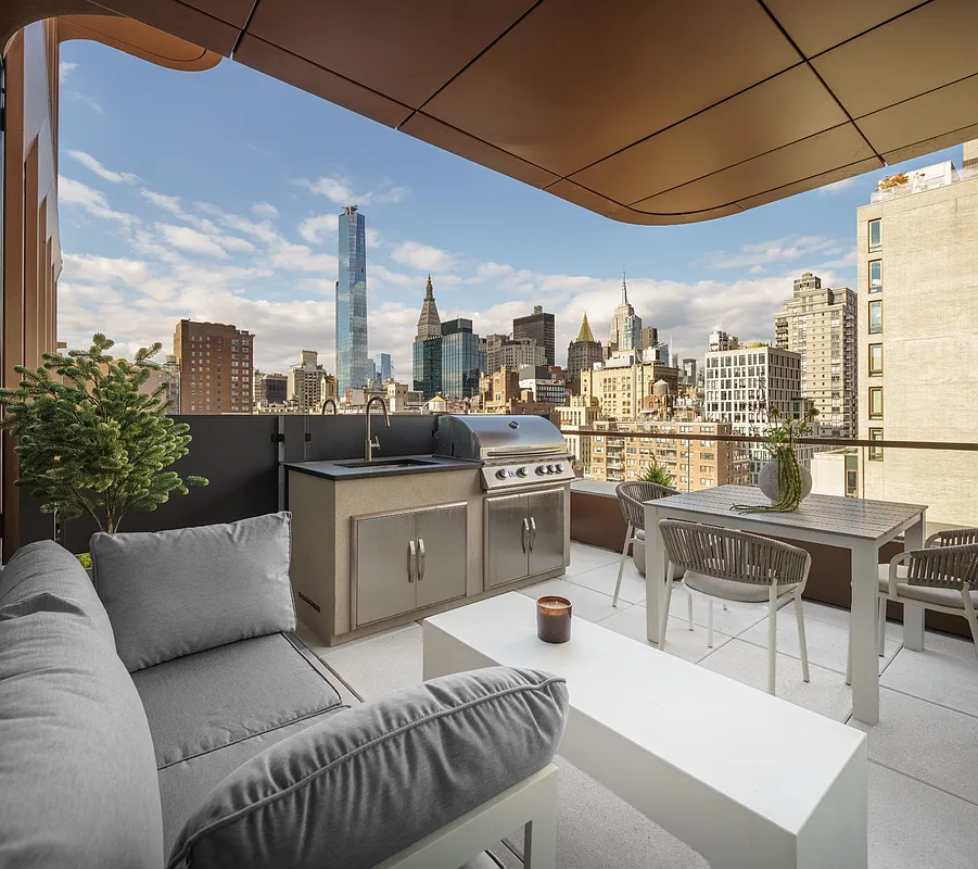 200E20TH, 16B: High-floor Gramercy terrace with built-in outdoor kitchen and sweeping Manhattan skyline views