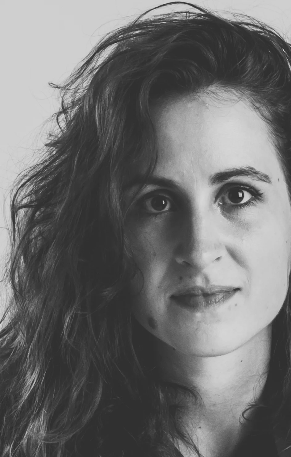 MAJA EJRNÆS Maja is a dancer, performer and anthropologist based in Copenhagen. At the moment, she explores the intersection between Argentinian tango and contact improvisation (ConTango), but her fused dance orientation has roots in contemporary dance, east african dance, partner dance, contact improvisation and unschooled free style. Currently, she teaches contact improvisation at Skuespillerakademiet and in the local CI milieu. She also works as a performer in the participatory art project Sisters Academy, where she explores the desirable state of being called flow. 