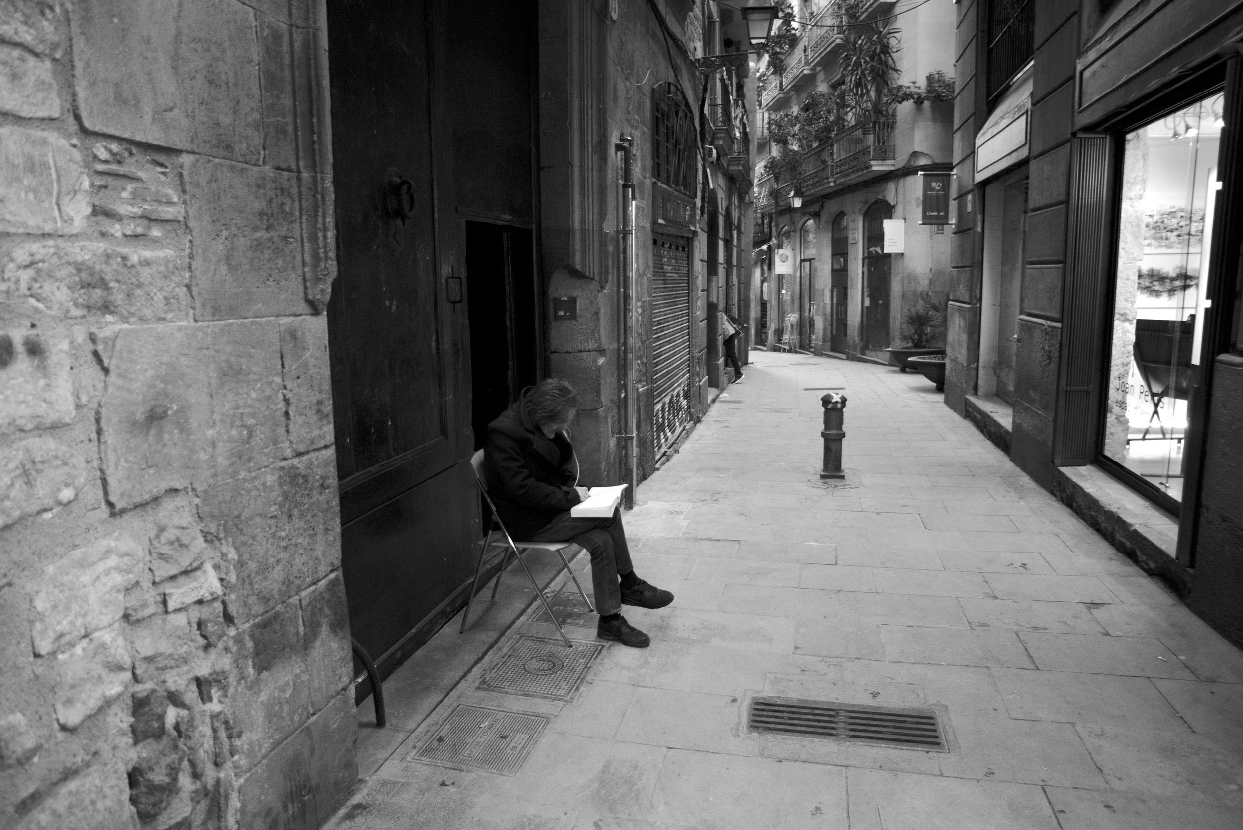 Old man reading, Gothic neighborhood, Barcelona. 2019