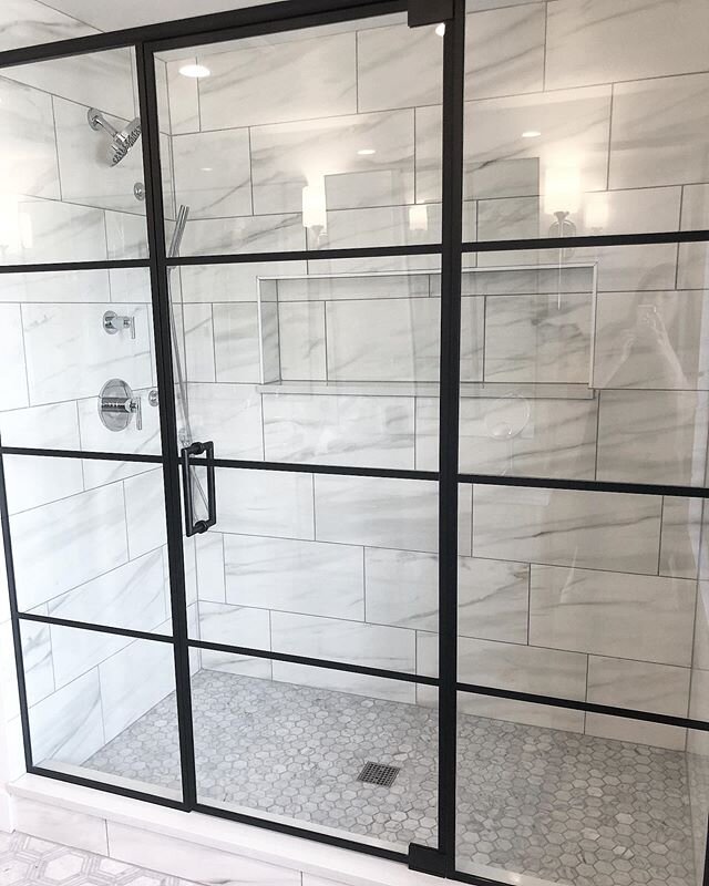 Let&rsquo;s wash away the Sunday Scaries with amazing shower from the #clarksonnewbuild project. You may have seen this in our stories a couple of days ago, but we are still swooning! 😍@gcs_glassofcolorado knocked it out of the park! Designed by @cc