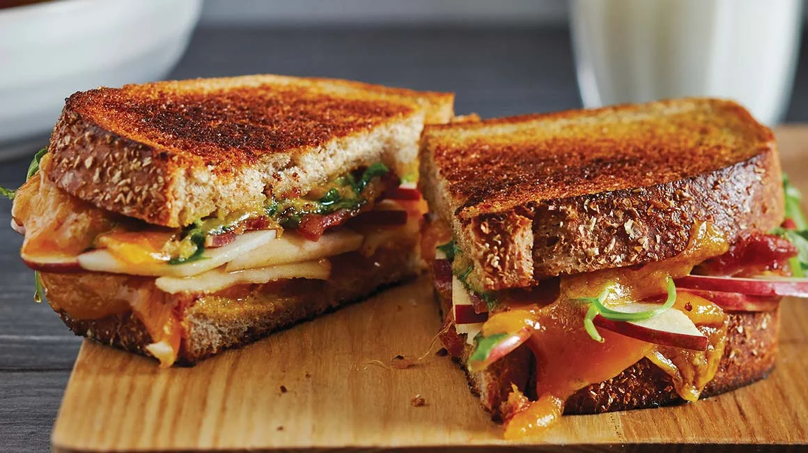 Grilled-cheese-pomme-bacon-1160x650-BS009645-PUB-69931.jpg