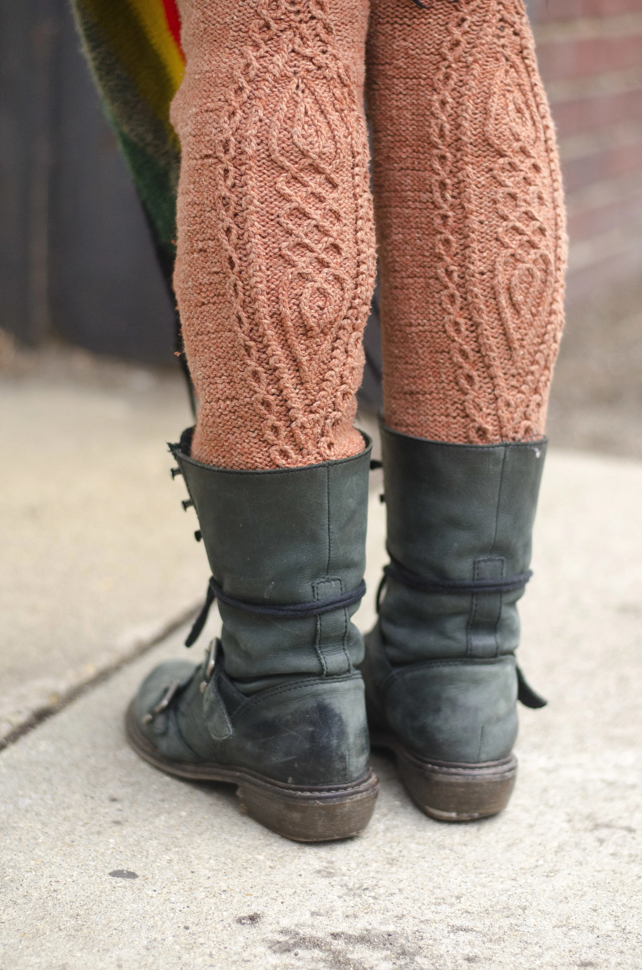 Traveling cable legwarmers