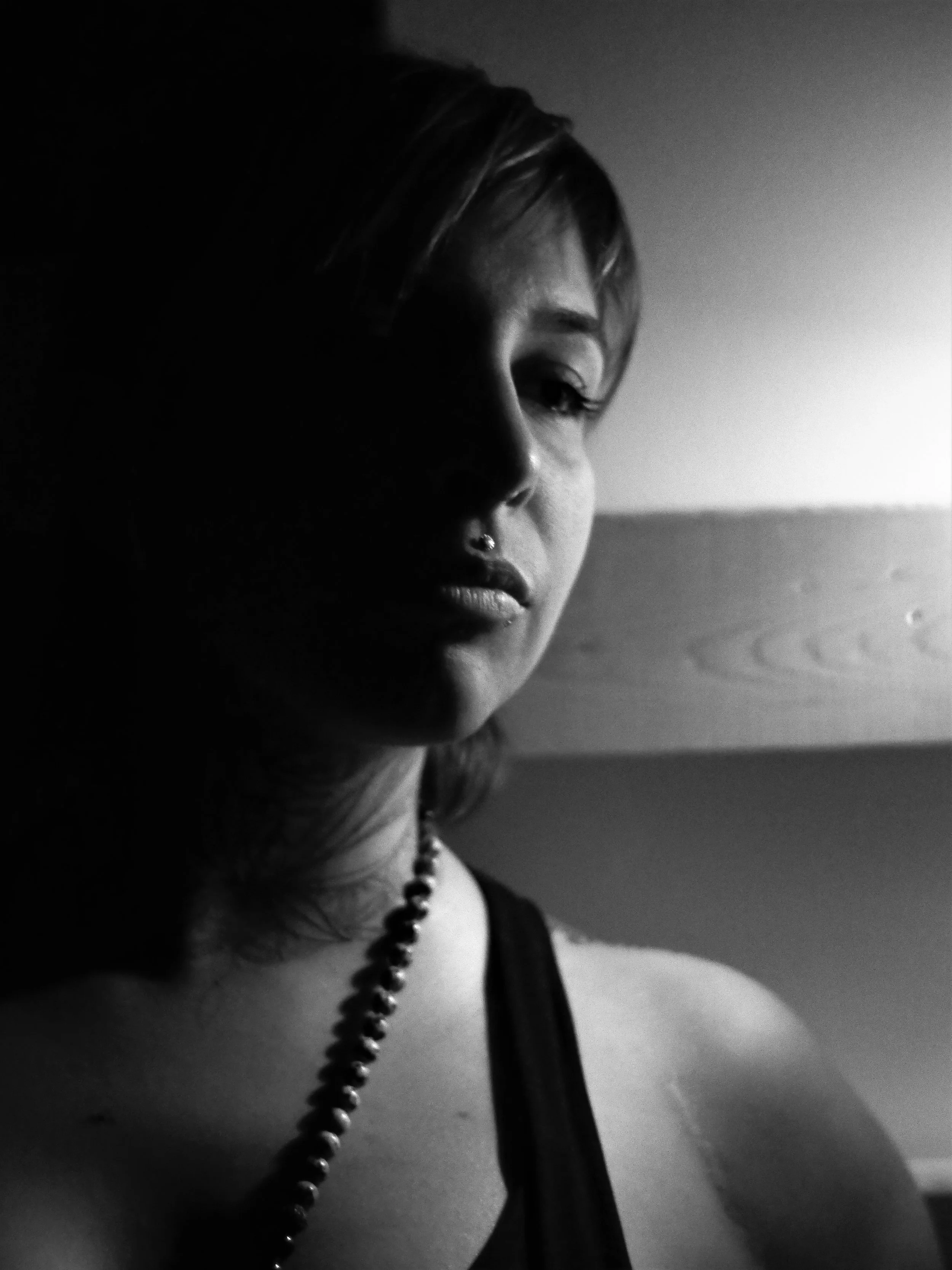 C’est lorsque je, de peine et de misère, m’arrête sur cette vie, que je suis encore plus désemparée, mise à nue devant un vide infiniment plein… Elle se loue au corps de tous et chacun, elle parasite notre esprit, respire de nos poumons notre être; boit de notre cœur l’effluve écarlate… Au rythme de ses volontés nous vivons notre petit théâtre quotidien. Prétendons haut et fort qu’elle ne nous mène pas par le bout du nez; qu’elle n’est pas le chef d’orchestre de notre symphonie ou encore de notre sonate. Prétendons que nous seuls avons le pouvoir de décider du résultat de l’équation complexe de notre vie. Comment expliquer alors que certains pianos se désaccordent et que certains résultats s’avèrent négatifs. Comment expliquer l’impuissance humaine face au vide dont son vivant peut être envahit. Oser parler de bien et de mal. Oser parler de bonheur et de malheur, de beauté et de laideur. Oser prétendre connaître devant l’absurdité brillante de notre existence. Ignorer le tremblement; le cri des feuilles d’automne froissées par le souffle du vent. Ignorer chaque jour qui se lève, chaque ciel meurtrit par la percé du soleil levant. Laisser le chant de l’oubli s’envoler avec l’oiseau, laisser le parfum de chaque fleur se faner. Croire que la noirceur n’est que de passage; que sa présence est éphémère. Croire que nous sommes seuls dans l’océan de notre solitude collective. S’y laisser noyer à force d’oser prétendre comprendre sans jamais vraiment y croire en baignant dans l’ignorance. Et enfin, en m’excusant d’exister, en oubliant chaque jour qui se lève, chaque ciel meurtrit par le chao de mon être; me rappeler qui je suis!