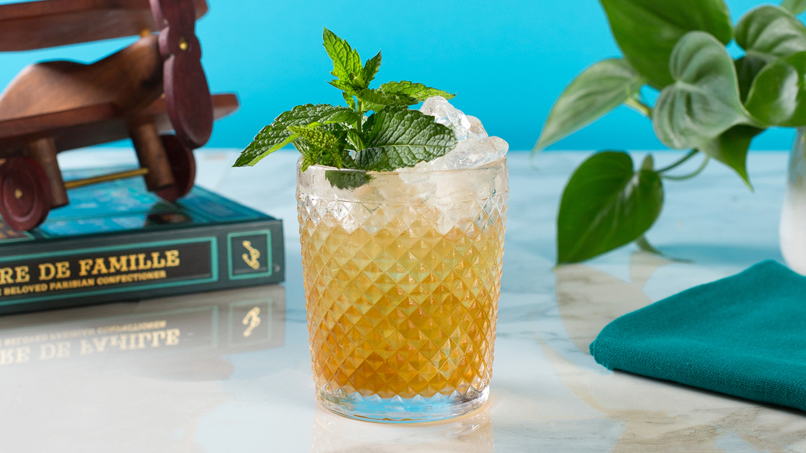 Cahoots_Cocktails-6_1600X900.jpg