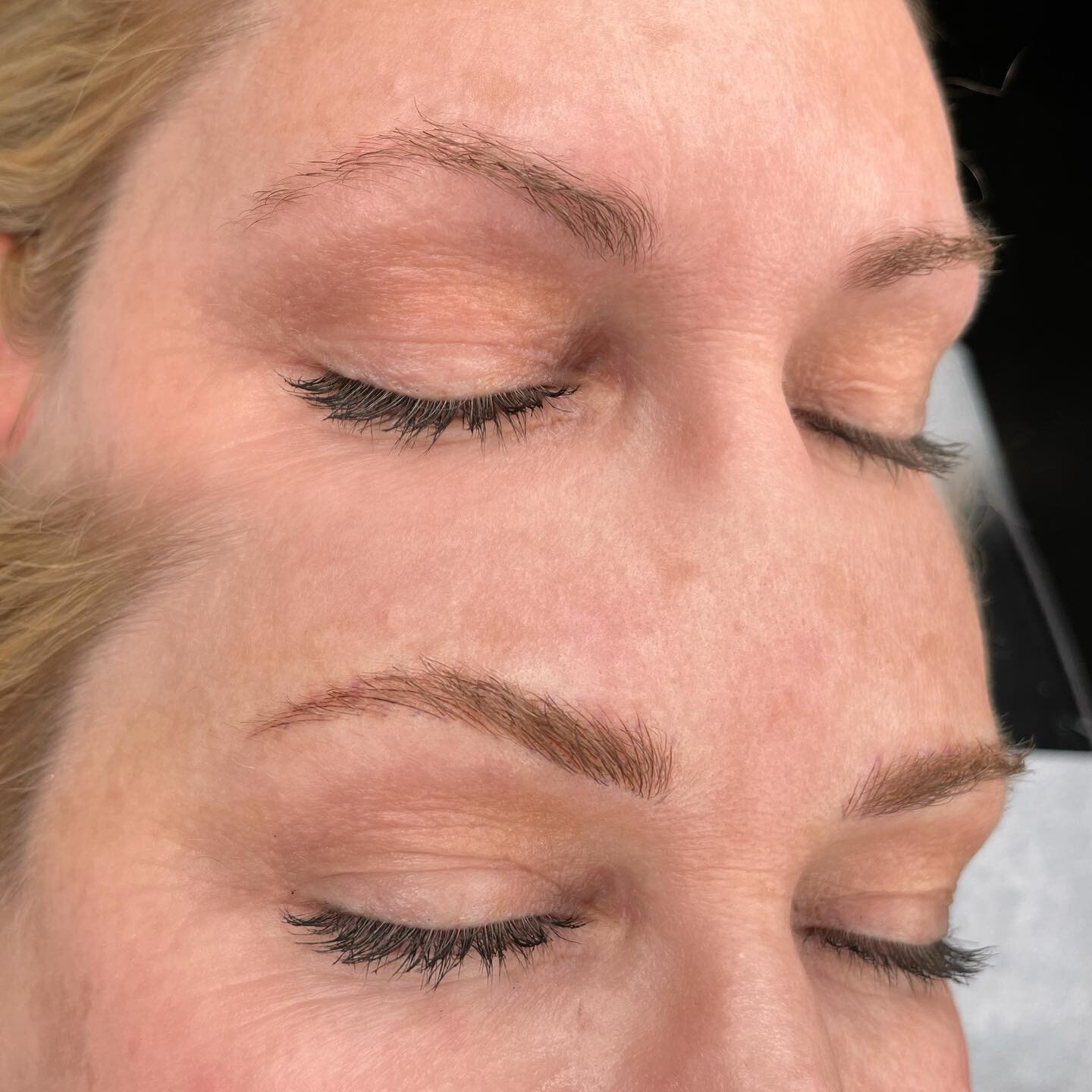 Naturally lifted and balanced ✨ First session of Microblading for this sweetie 💞🌹 #beforeandafter #losangelesmicroblading #cosmetictattoo #microbladinglosangeles #losangelestattoo