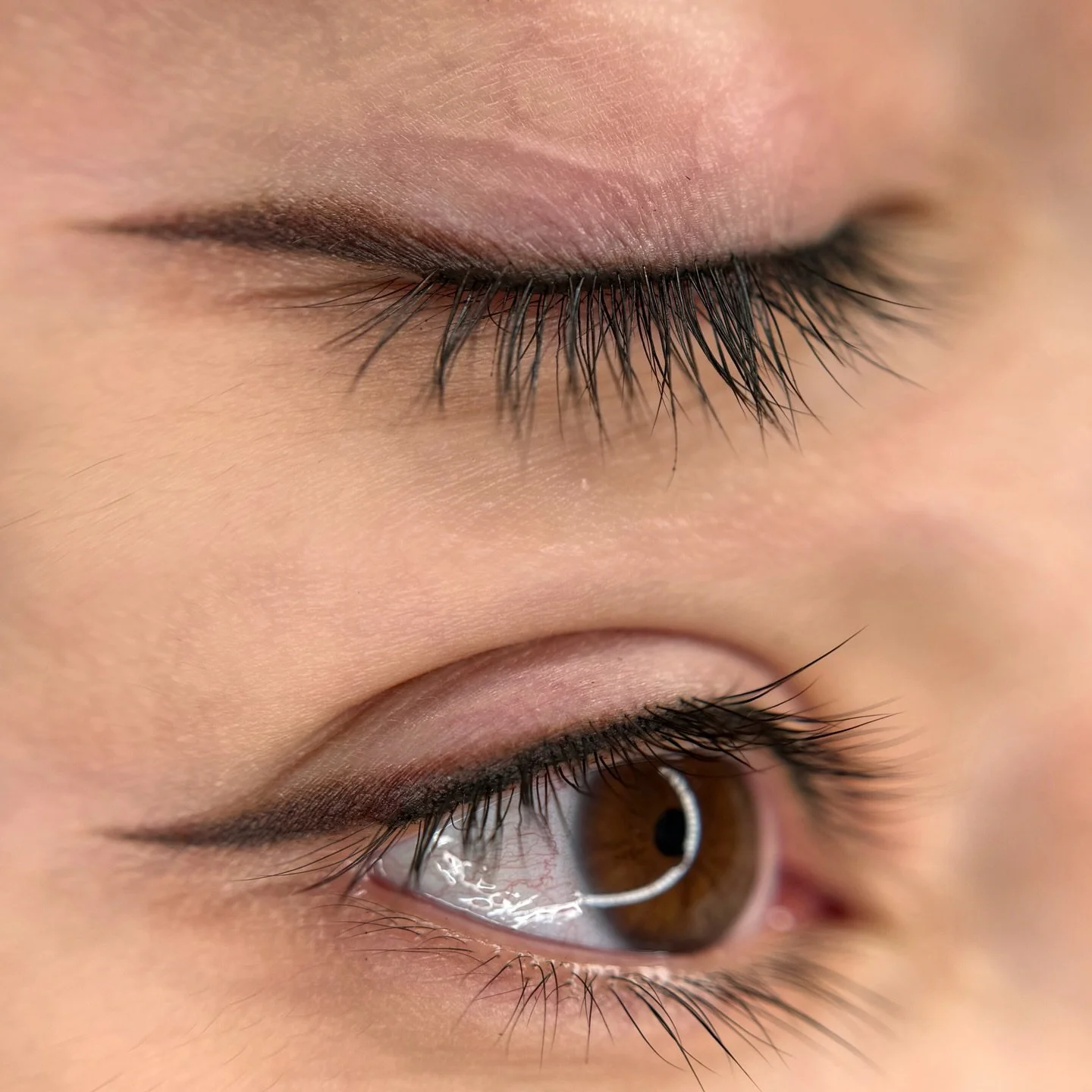 Smokey Eyeliner, but make it a subtle batwing 🥵🌹🦇 A batwing shape eyeliner is a popular makeup trick for hooded eyes &amp; heavier creases (iykyk) and I had so much fun creating a tattoo version for my client! We kept it on the softer side with a 