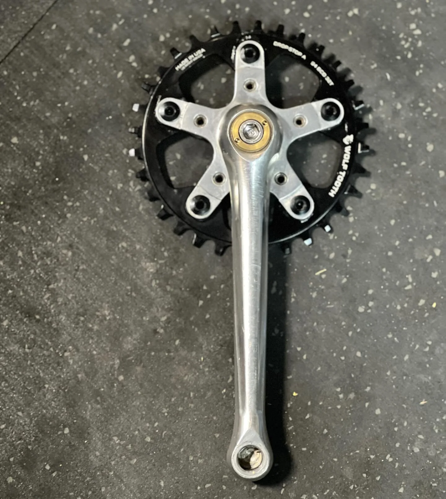 They don&rsquo;t make them like they used to, Old School &ldquo;Topline Bicycle Products&rdquo; cranks with @wolf_tooth_comp 94BCD 32T Drop Stop Chainring.
Elegant to say the least.