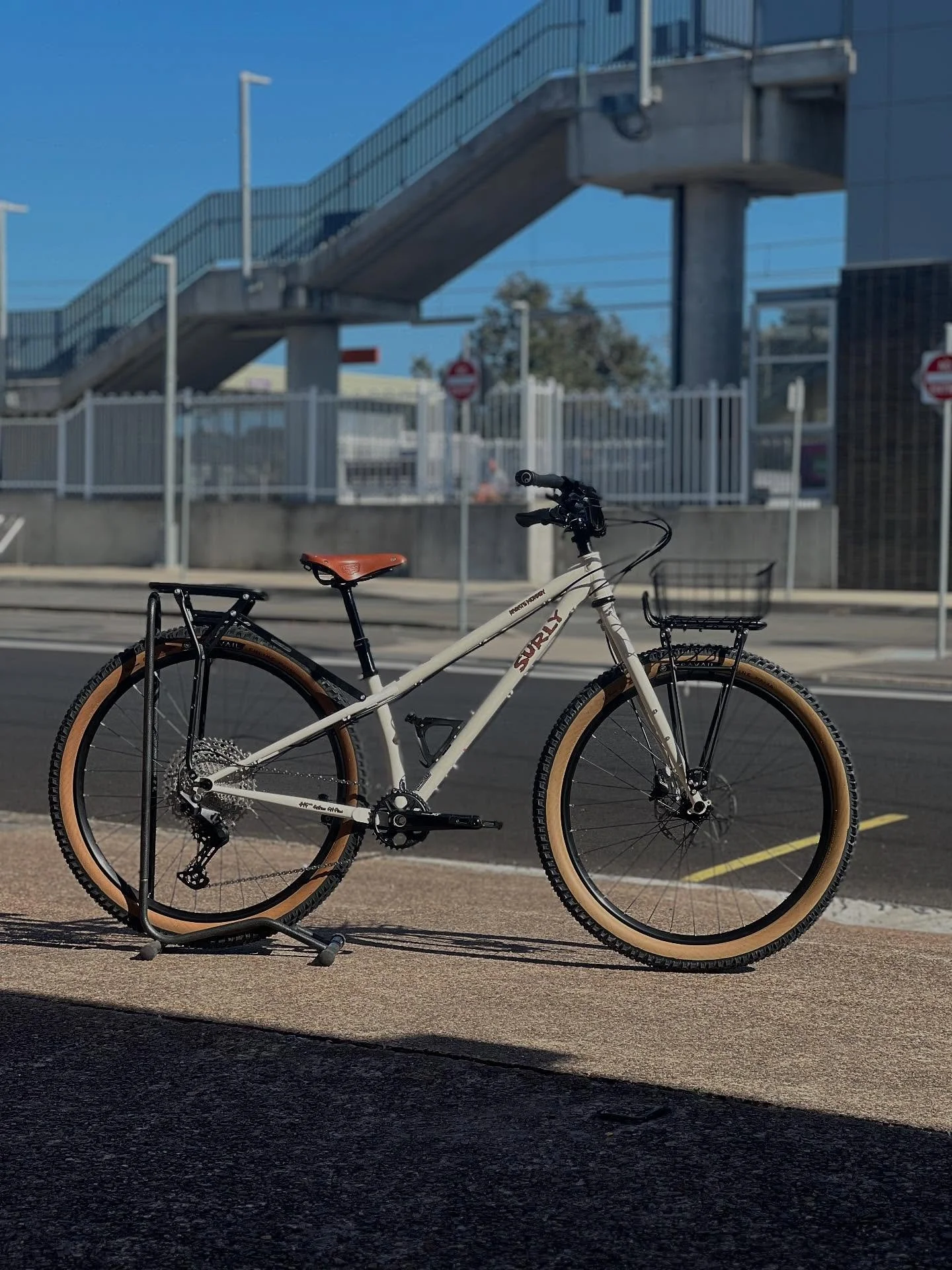 @surlyoz XS Karate Monkey 🐵, this one came together real nice with an @brooksengland B17 saddle mounted on top of a dropper post and an @somafab dream bar.