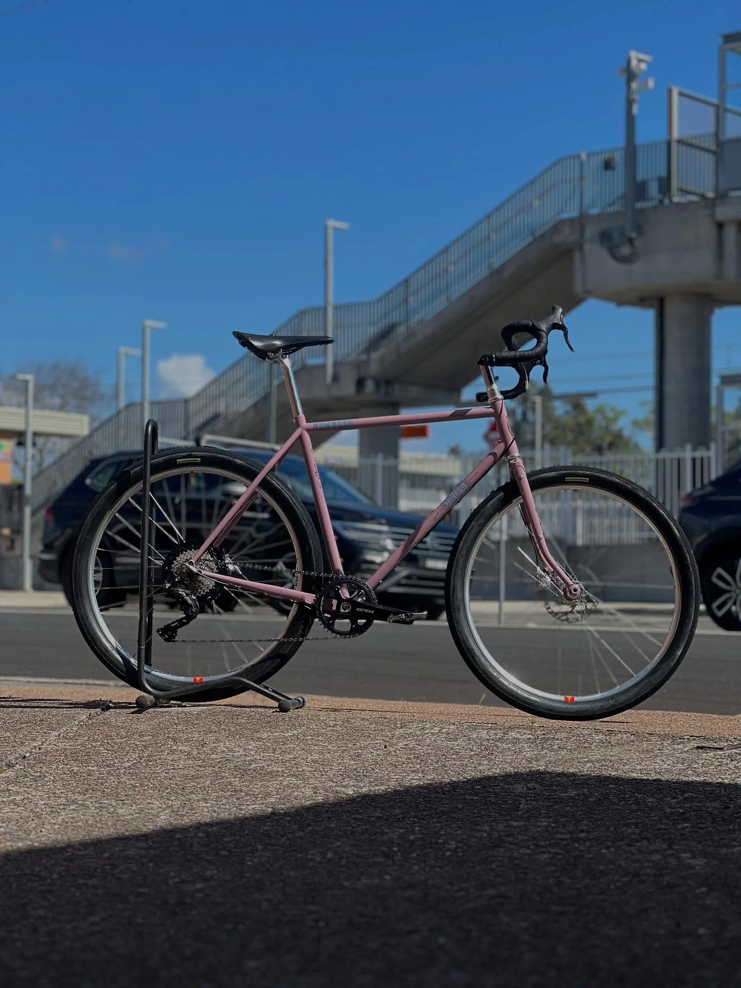 @crustbikes Bombora courtesy of our friends @heapsgoodgarage came up a treat, with all the nice things adding a bit of bling.
#crustbombora #crustbikes #ghostgumbikes