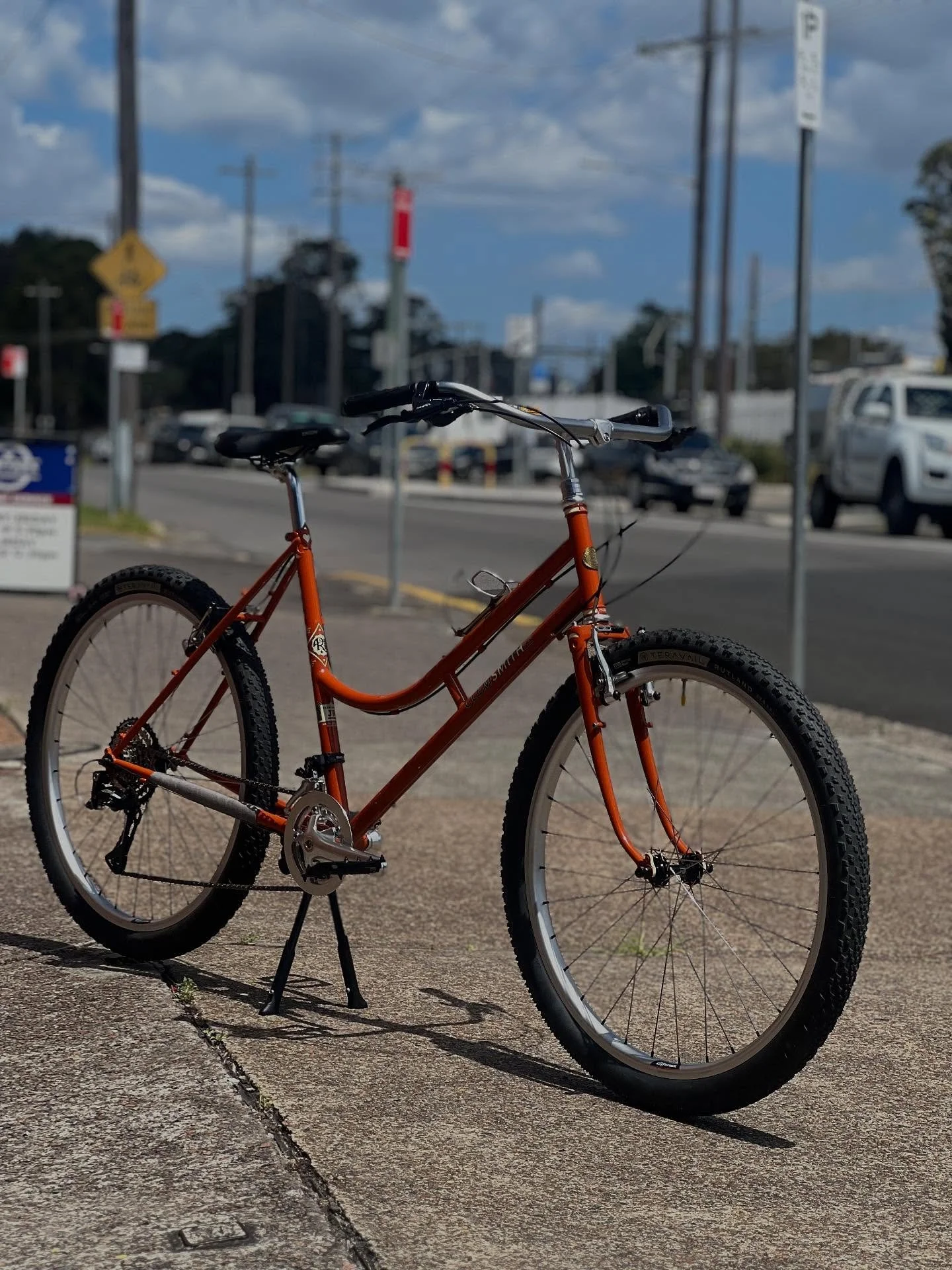 Rivendell Clem Smith Jr build out of the shop today looks great, we think so anyway, let us know what you think 🤔 
#rivendellclemsmithjr #ghostgumbikes #bluelug