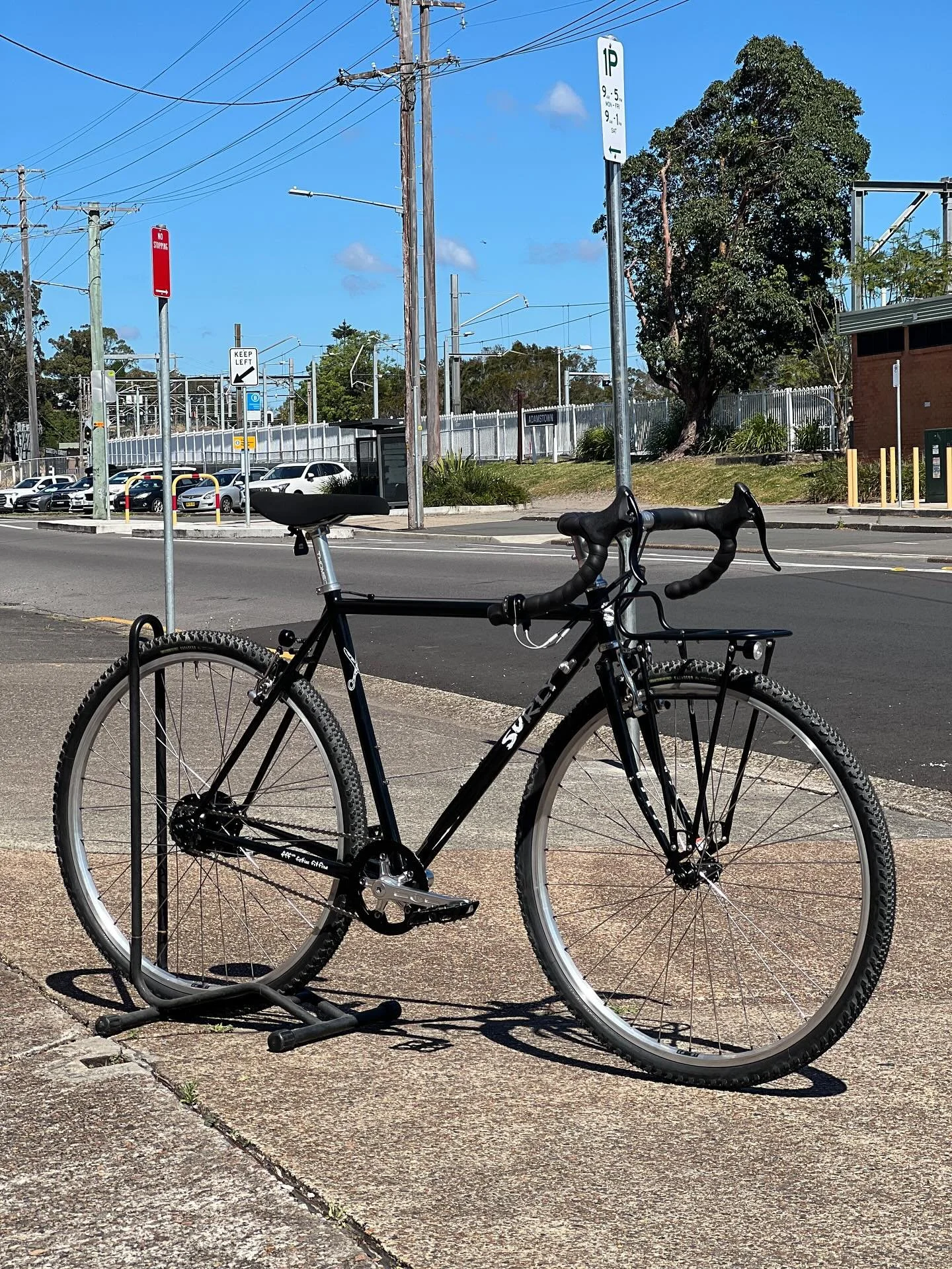 @surlyoz Cross Check Rohloff build from the other day, this one came together nicely, with some silver @shimanoaustralia DX V-brakes, some @nitto_handlebar_works , @bikethomson and @velo_orange bits to tie it all together.