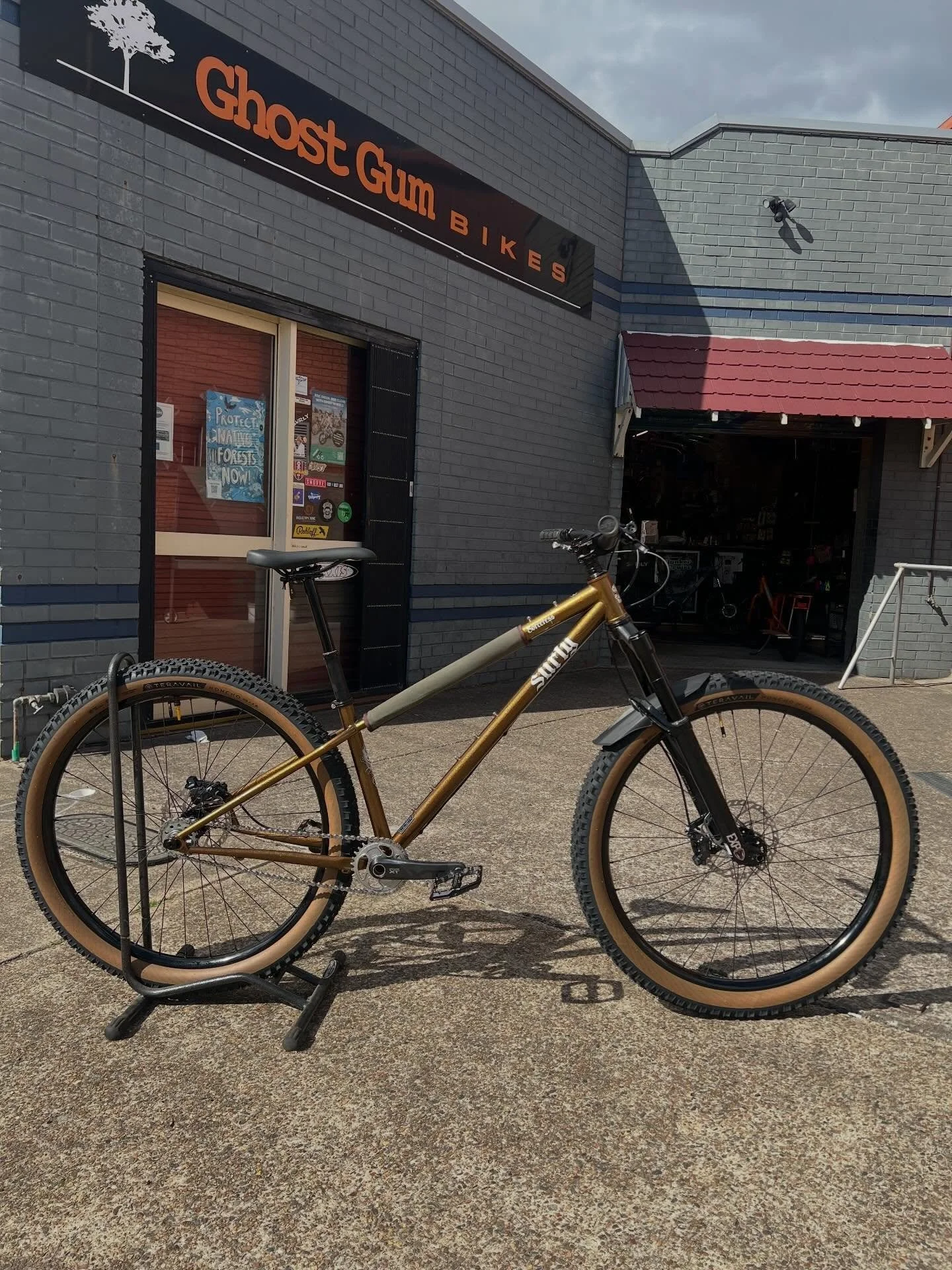 Looking forward to riding the #surlysorceress this weekend at the Australian Single Speeds Nationals 2026 here in Newcastle, hope to see some of you for the shenanigans. 
Thanks to the boys @surlyoz for getting us on this lovely ride, come say hi if 