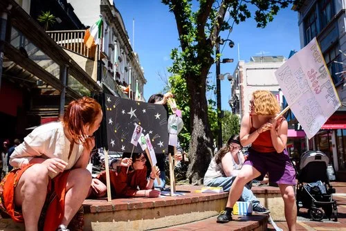 Fast+Art+puppet+show+on+a+sunny+Cuba+Street.jpg