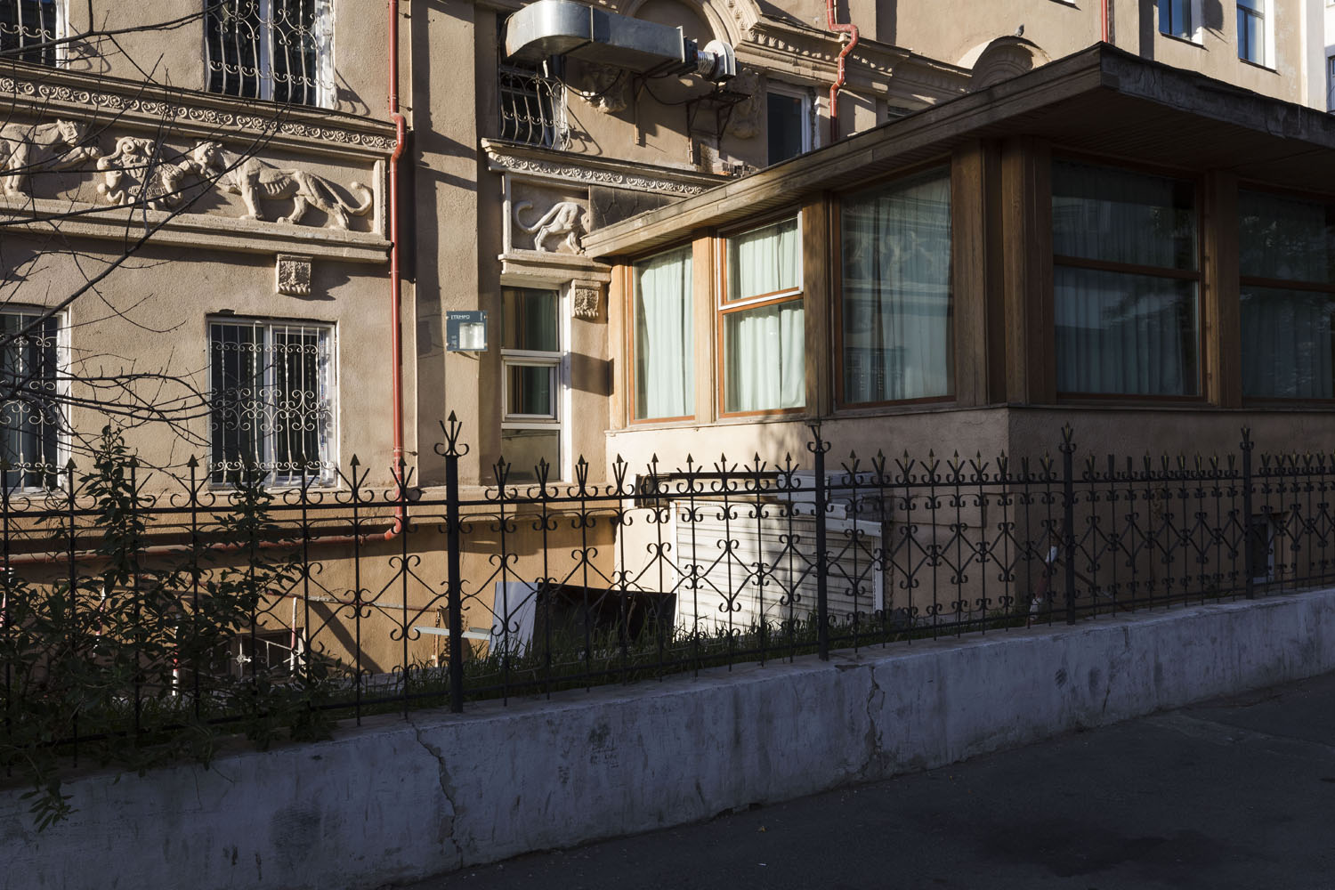 Behind a cafe in downtown Ulaanbaatar. Ulaanbaatar, Mongolia. 2018.