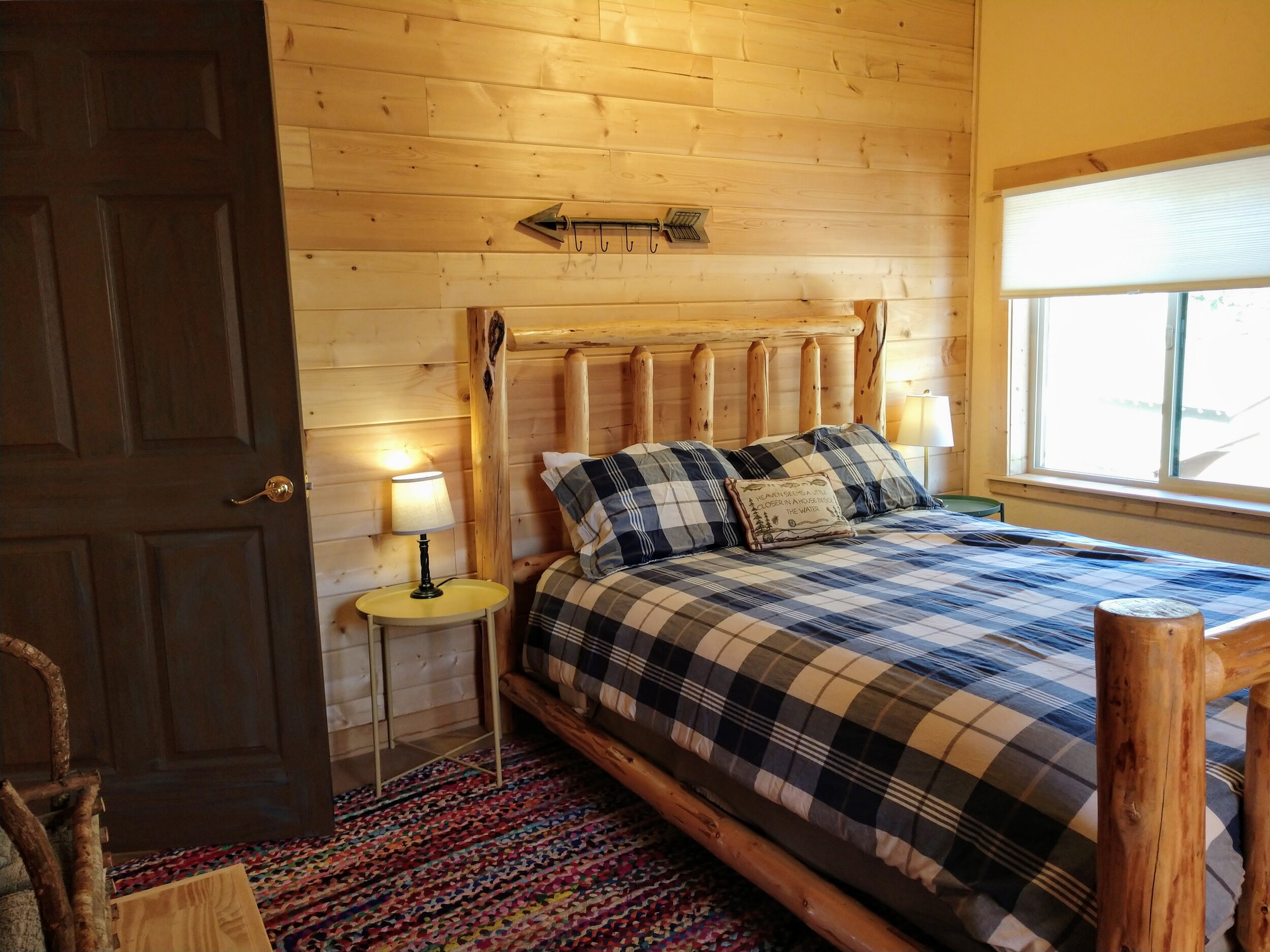 western log bedroom.jpg
