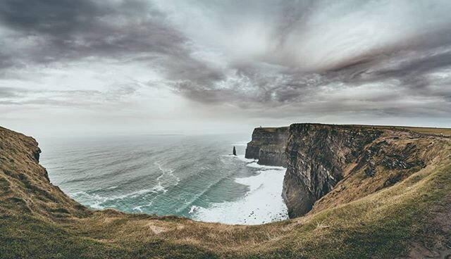 There's a hole in the earth. (a hole in the earth) - Chino Moreno. 
#a7riii #sonyalpha #sonyimages #panorama #panoramic #landscapephotography #landscape #ireland #ireland_gram #nature #giantscauseway #forest #sgig #igsg #samyanglensglobal #samyanglen