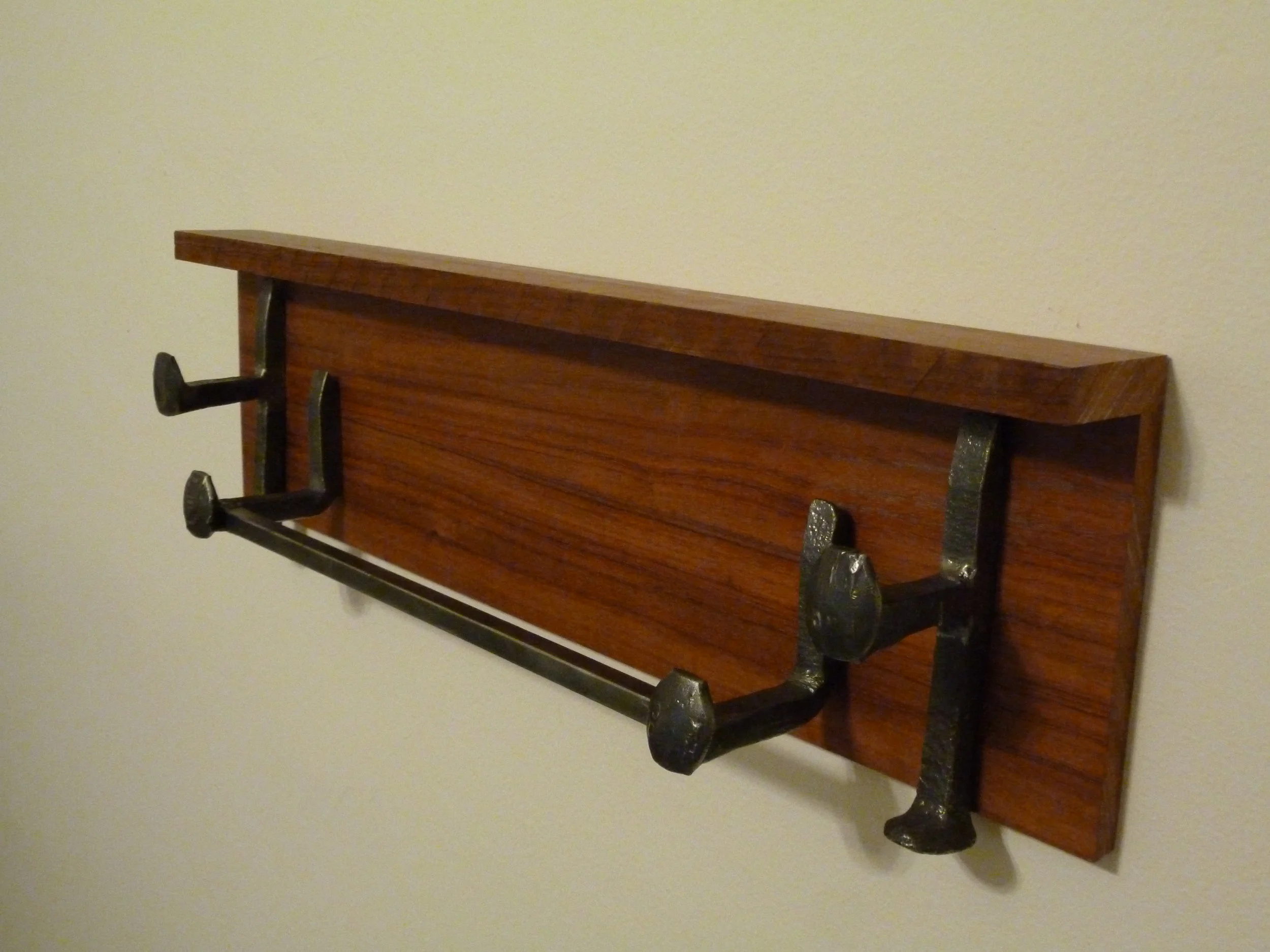 Clothes hooks/bar with shelf