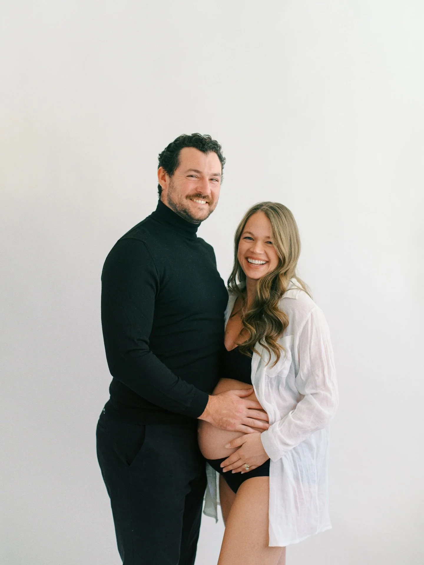 // lost in a dream // maternity in studio with some super cool parents

#charlestonmaternityphotographer #charlestonmaternityphotography #charlestonmaternity #charlestonstudio