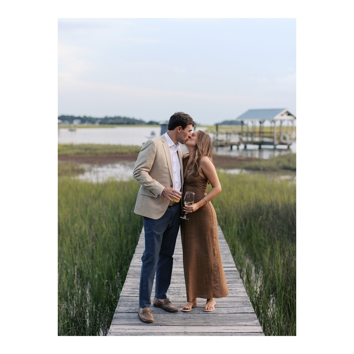// marsh views and this ultra cool duo

#engagementphotographer #engagementphotography #engagement #engagements #couplesession #couple #love #gettingmarried #goingtothechapel #savethedate #engagementshoot #proposal #shesaidyes #engaged #engagementpho
