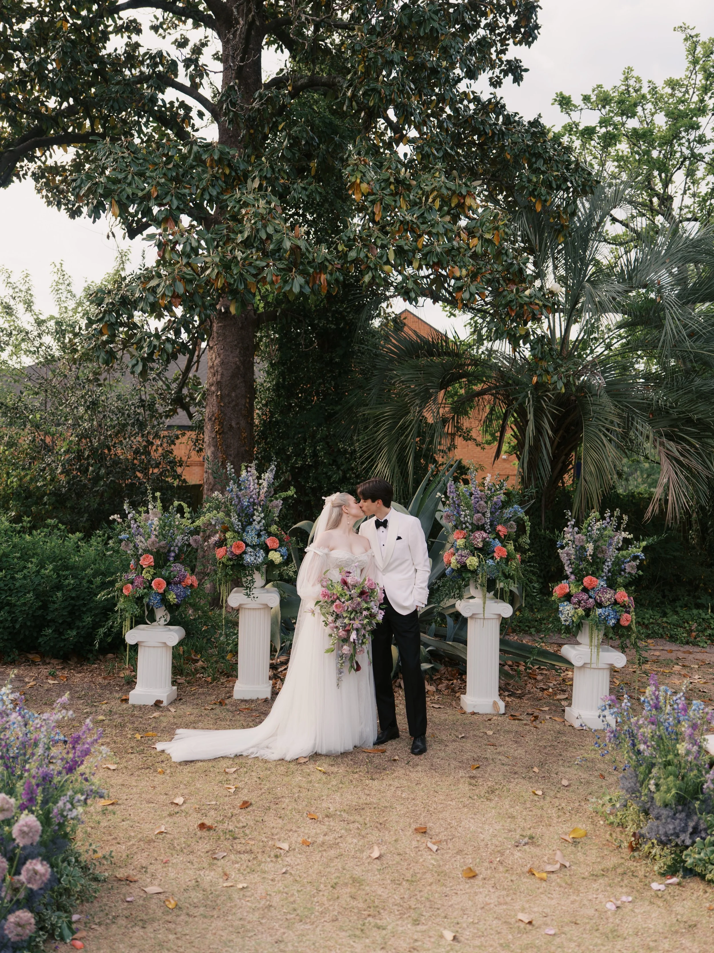 // Reagan &amp; Jackson

somehow these 20 slides left out sooo many cool moments and pretty items! There&rsquo;s so much more in my stories and story highlights. Could not have been a more perfect day!

Planning: @amoi.weddings 
Video: @milesfilmco 
