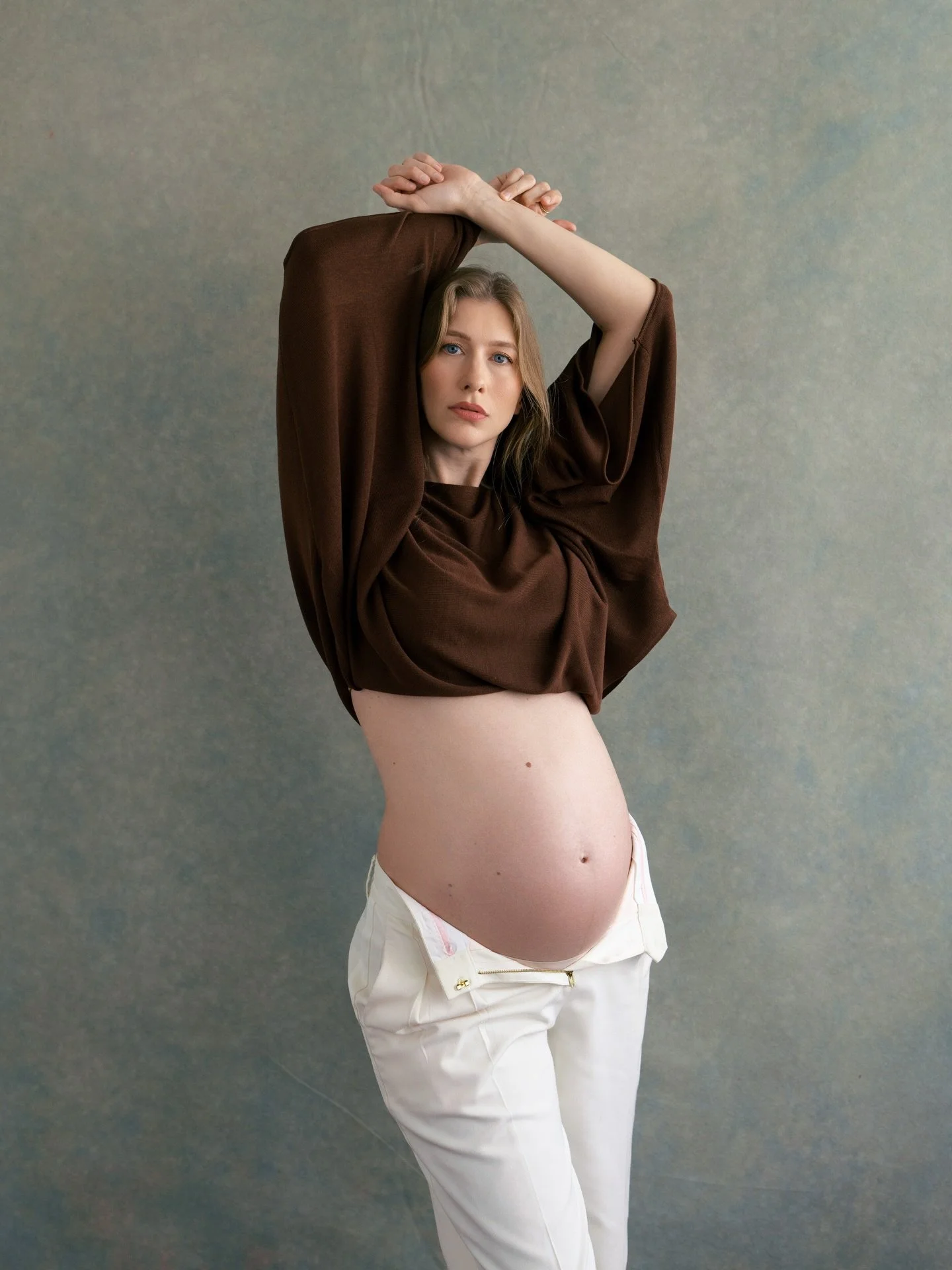 // Sarah&rsquo;s maternity pt ll! A little more editorial in posing and on my favorite hand painted backdrop!

#charlestonmaternityphotographer #charlestonmaternity #charlestonphotographer #maternityfashion #maternitystyle