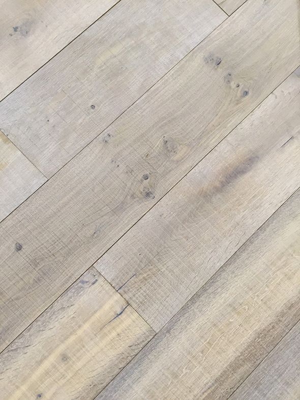  9” Oak wood Floors with Natural Knots