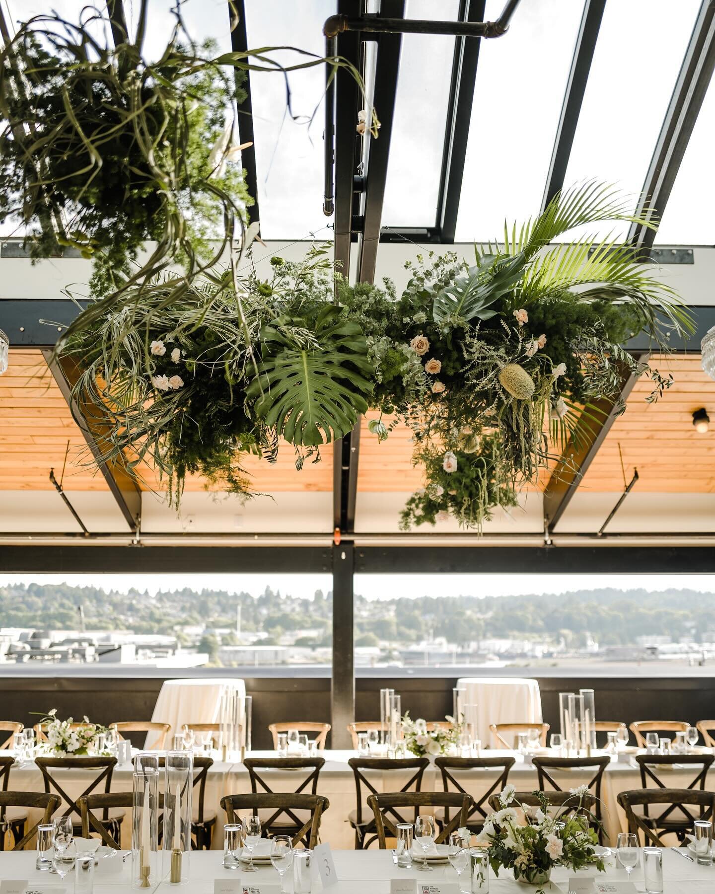 ✨ Botanical vibes for J+J ✨
venue @olympicrooftoppavilion 
photographer @sasha_reiko_photography 
planner @bridalblissnw 
catering @stoneburnerseattle 
cake @honeycrumbcakes