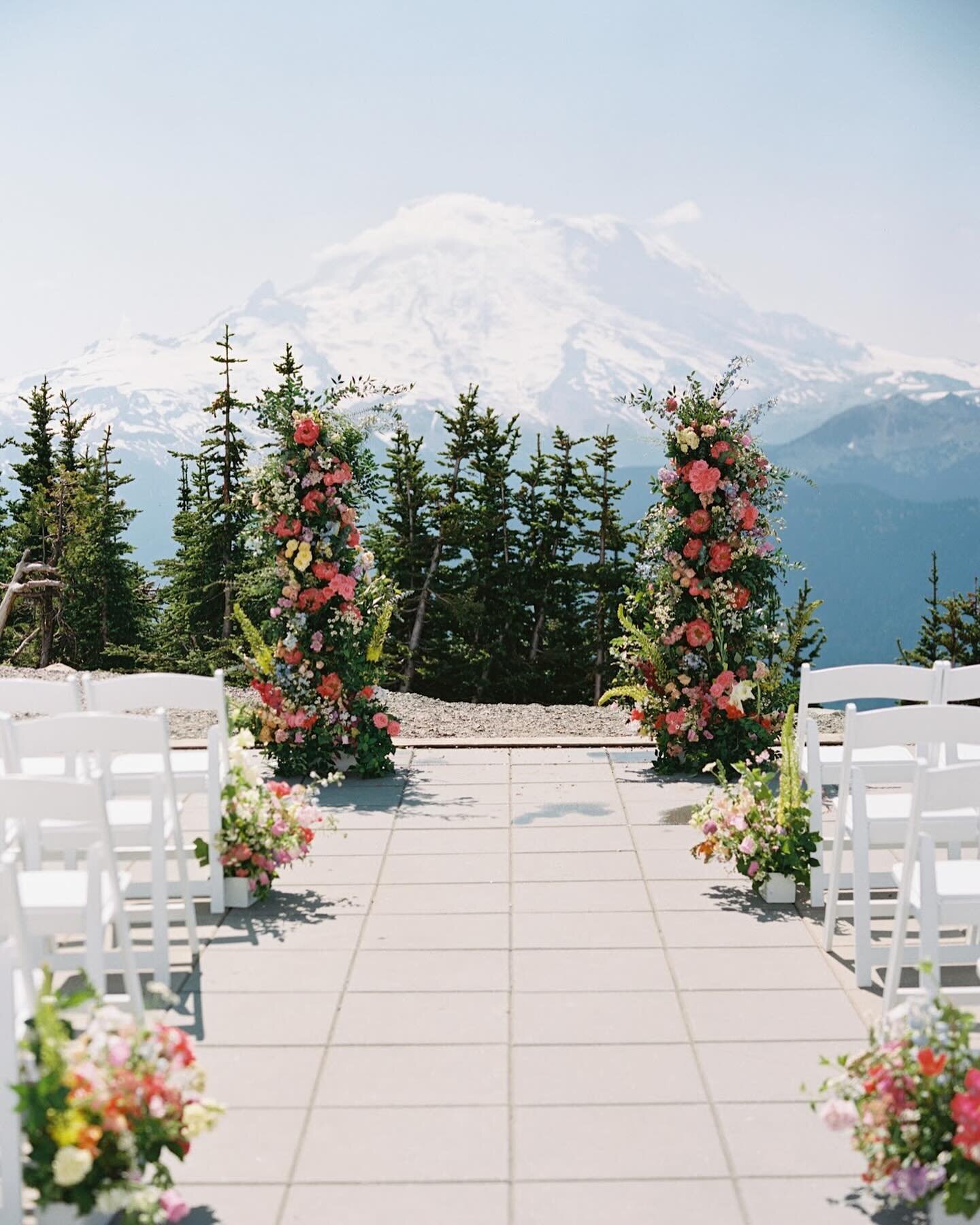 🌸 Isabelle + Sam 🌸
venue @crystalmountain 
planner @simplytamaranicole @sbtn_elle 
photographer @blue.rosepictures 
hmua @urbanistaweddings
featured by @seattlebrides