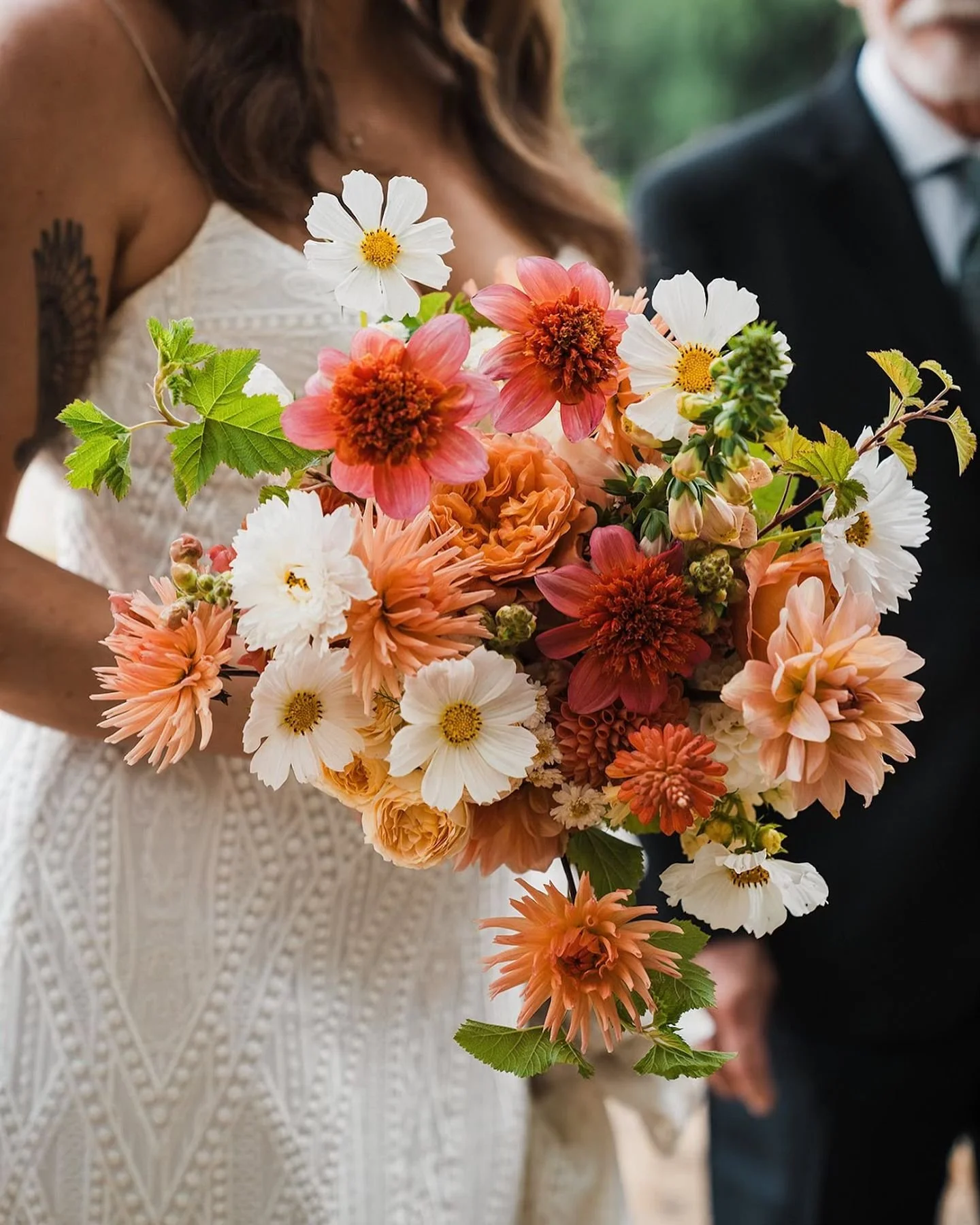 ✨ Alyssa + Jordan with two of my favorite elopement queens ✨
Photographer @betweenthepine 
Hmua @mstimssmakeupartist