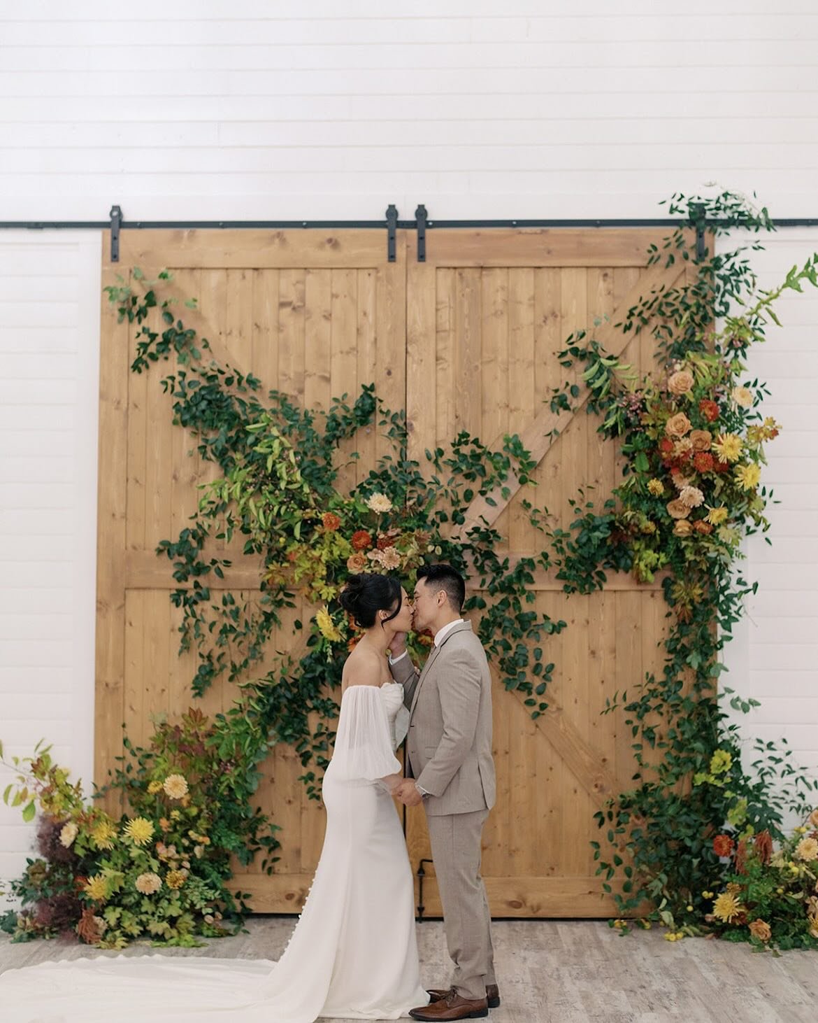 🍂🍁 Fall at Fiddlers Bluff! 🍁🍂 Love this venue so much!! 

Design and Planning: @eventfulmomentsllc Photography: @jacquelinebenetphoto 
Venue: @fiddlers_bluff 
Floral: @goldenrodfloral
Vido: @verdantcinema 
Makeup Artist: @coco.hirani @bridalbeaut