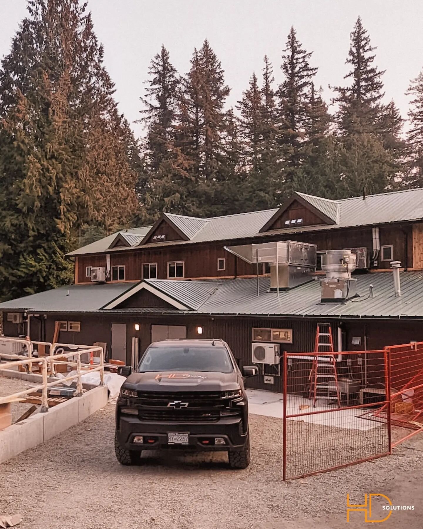 Late night finishes at the @sasquatchinnpub 

#hds #hdsolutions #electrician #contractor #lowvoltage #commercialconstruction #residentialconstruction #nodaysoff #homebuilder #customhomes #luxuryhome #hometheatre #hometheater #cctv #security #accessco