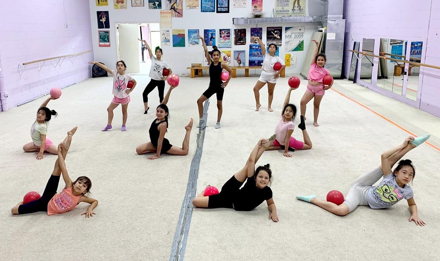 Start your week off right with this adorable shot from Coaches Carla and Joy of our adorable Kalev girls! 🤸🏼&zwj;♀️ 
&bull;
&bull;
&bull;
#kalev #gym #rg #monday #rhythmicgymnastics #gymnastics