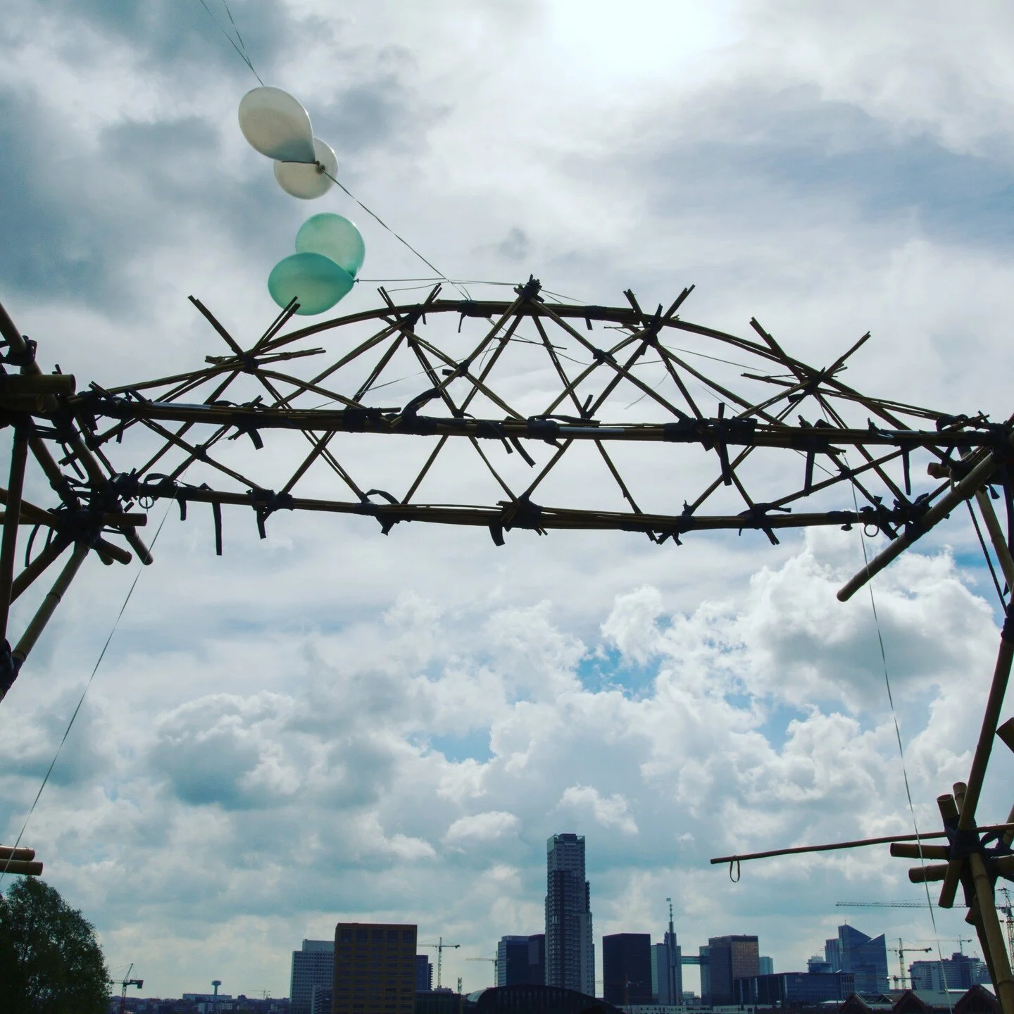 Le pont entre avant et apr&egrave;s... https://soundcloud.com/pedro-segredo-64570760/skeledanse