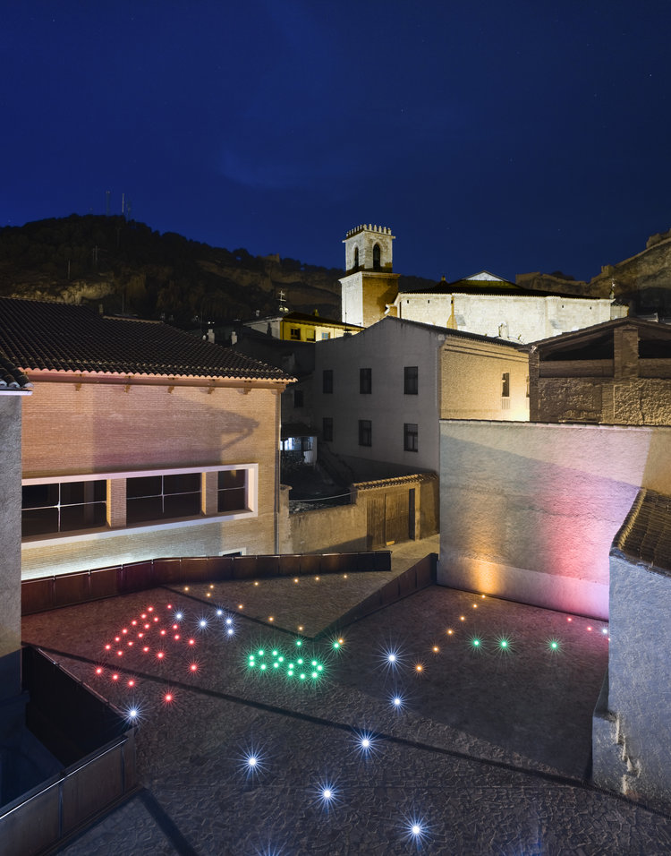 The firts intervention consist of the general lighting of the square above the museum. It reflects the superposition of historical layers below, in different patterns according to the geometry and colour of the archaeological remains: the two celtib