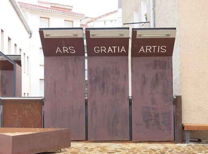  The second intervention consist of the installation of wall lamps as pannels that limit the elevated square. The private presence of near housing is hided by the pannels in some points. The wall elements are moduled as facade pannels, made of corten