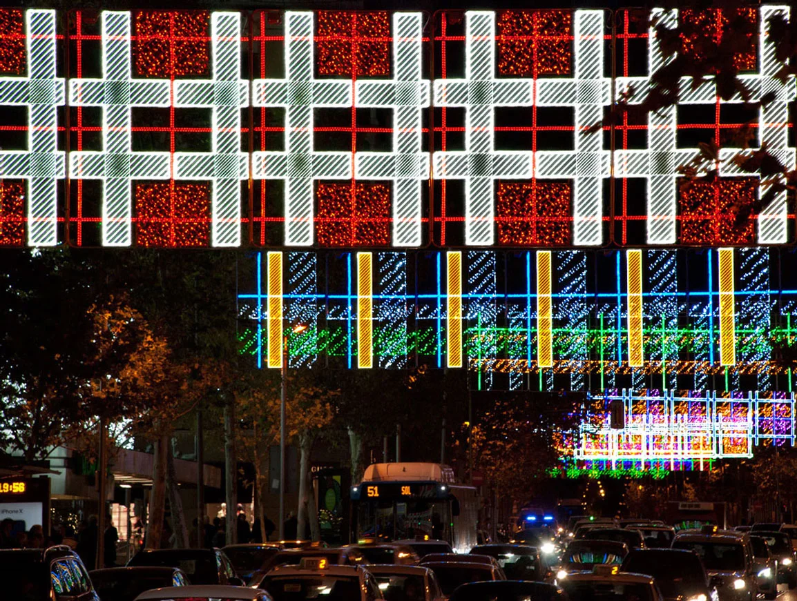 Based on classic tartan pattern of wool wooven, scarves explores the effects of visual superposition of colors, lines, and surfaces, compounding a new atmosphere for this main commercial street 