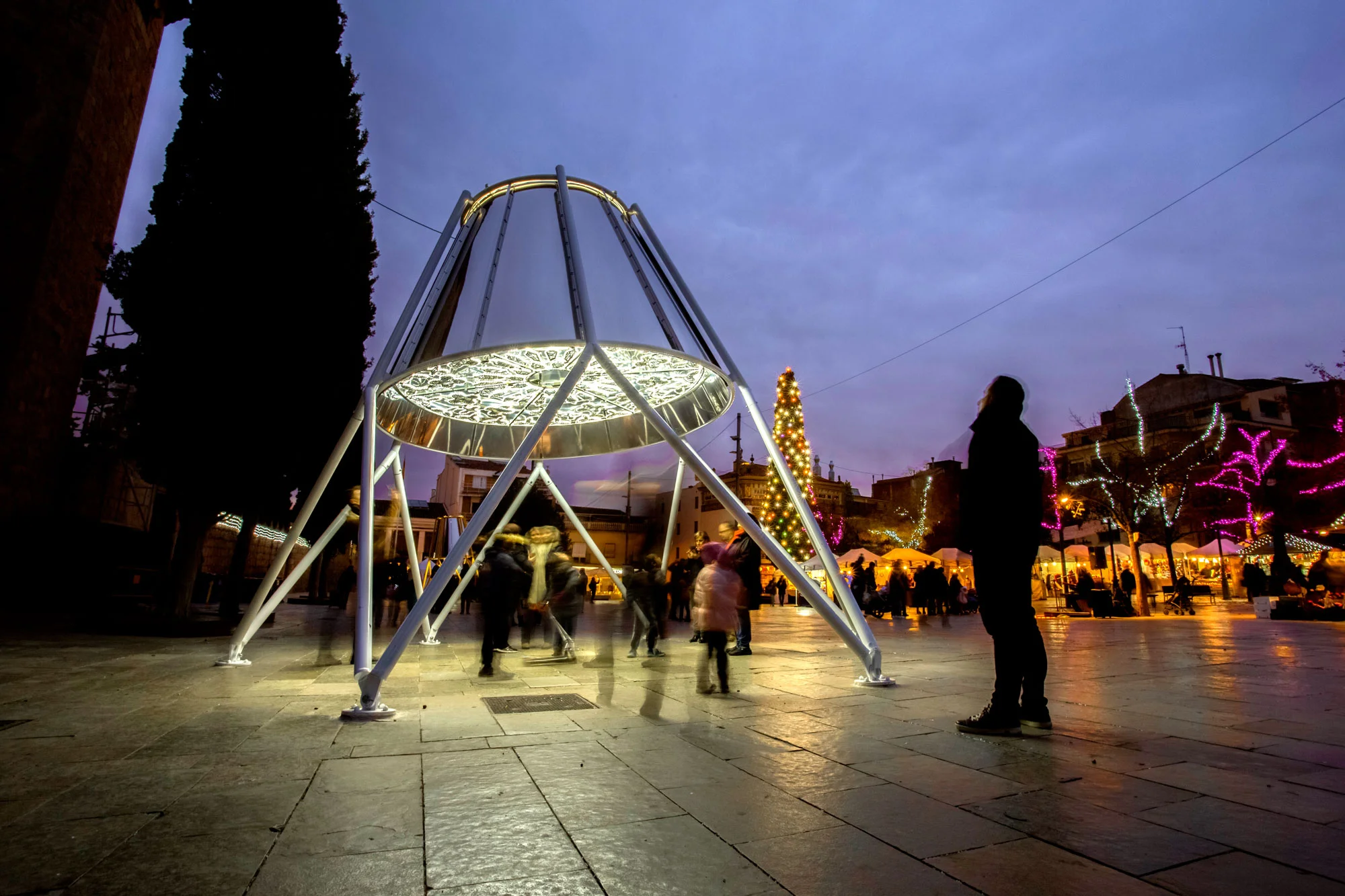The bell produces different plastic effects, by day with sunlight, and when night comes with the artificial lights of each installation. This way the intervention is visitable 24 hours a day. Some bells are able to introduce tools to interactuate with citizen