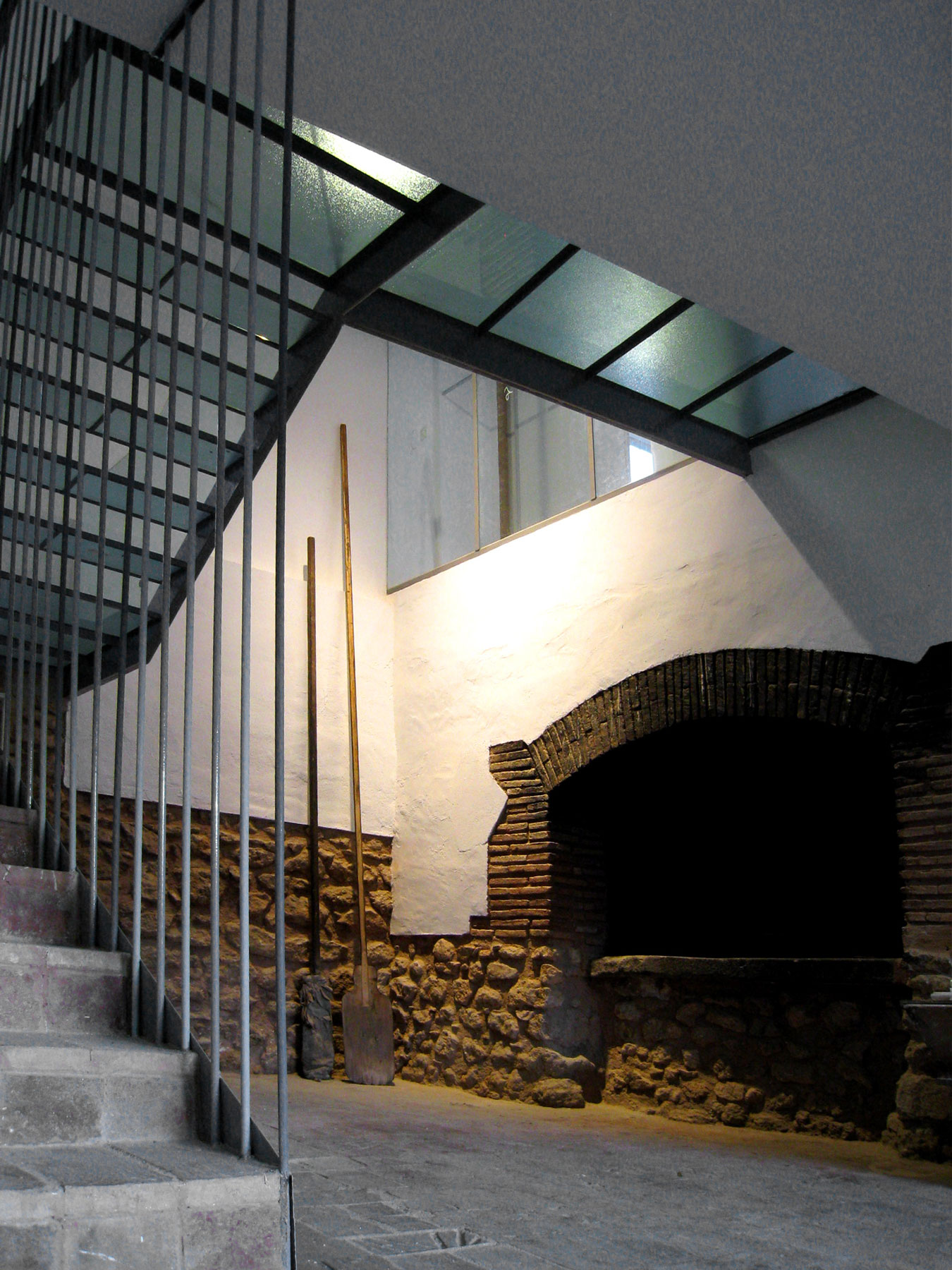 In order to this, large openings are created in the existing building to the outside, a double-height space is emptied next to the oven, and two pieces that contain the essential programs are introduced, crossing the initial volume and linking inside and outside in a clear and rotund way, understood as big gazebos on the natural and urban landscape.