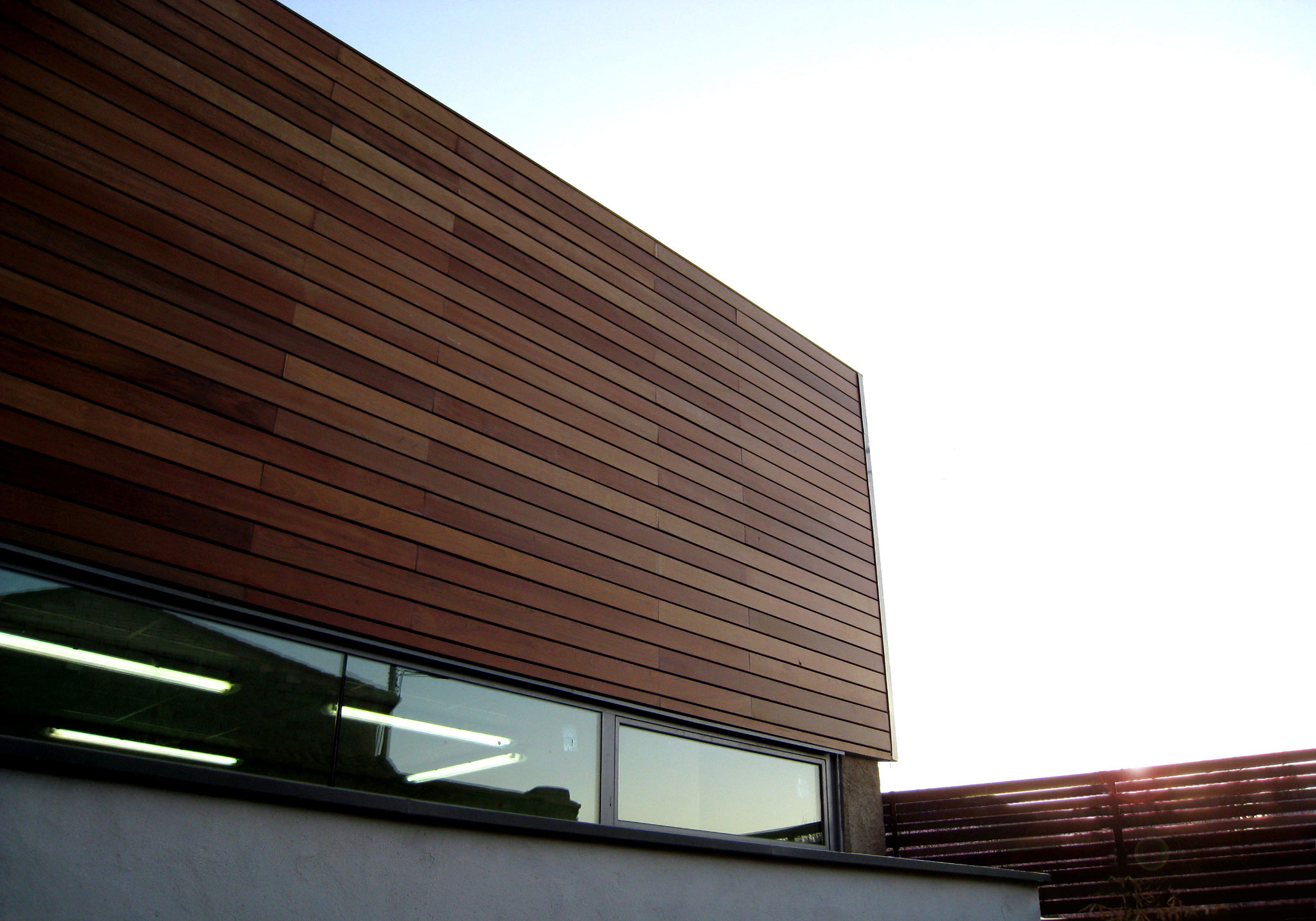 The first of the pieces cross throughout the building in an east-west direction on the first floor, and is made of iroko wood on the outside -generating a ventilated facade and deck- and bamboo inside, in a strange floating floor system that takes all the heat generated in the oven, distributing it through the chamber surrounding the inner shell bamboo and providing a pleasant and uniform heating in the great hall of the restaurant