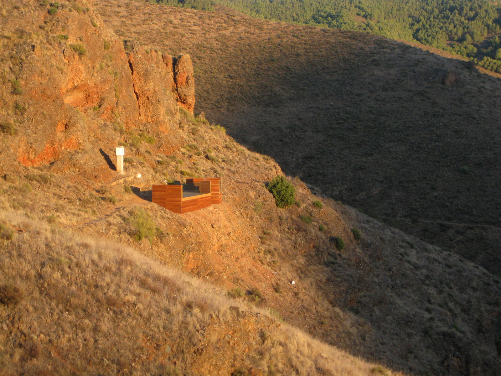  Usually, observation decks are constructed as places of just passing through, in which we perceive the landscape as a snapshot.&nbsp;This time we try the landscape is a painting, a natural backdrop of a situation in which the user rests, talks, thin